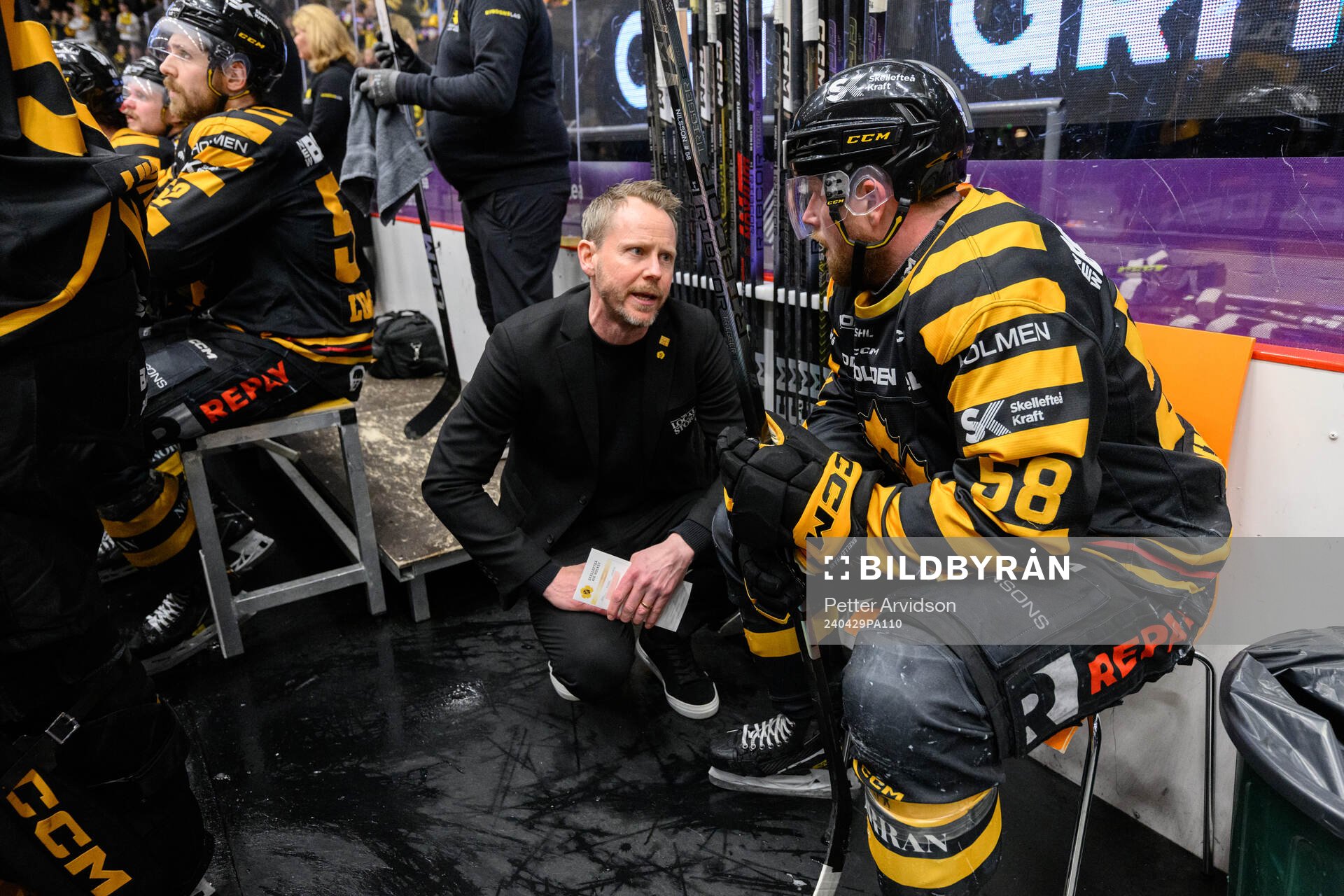 Skellefteås tränare Robert Ohlsson pratar med Oskar
