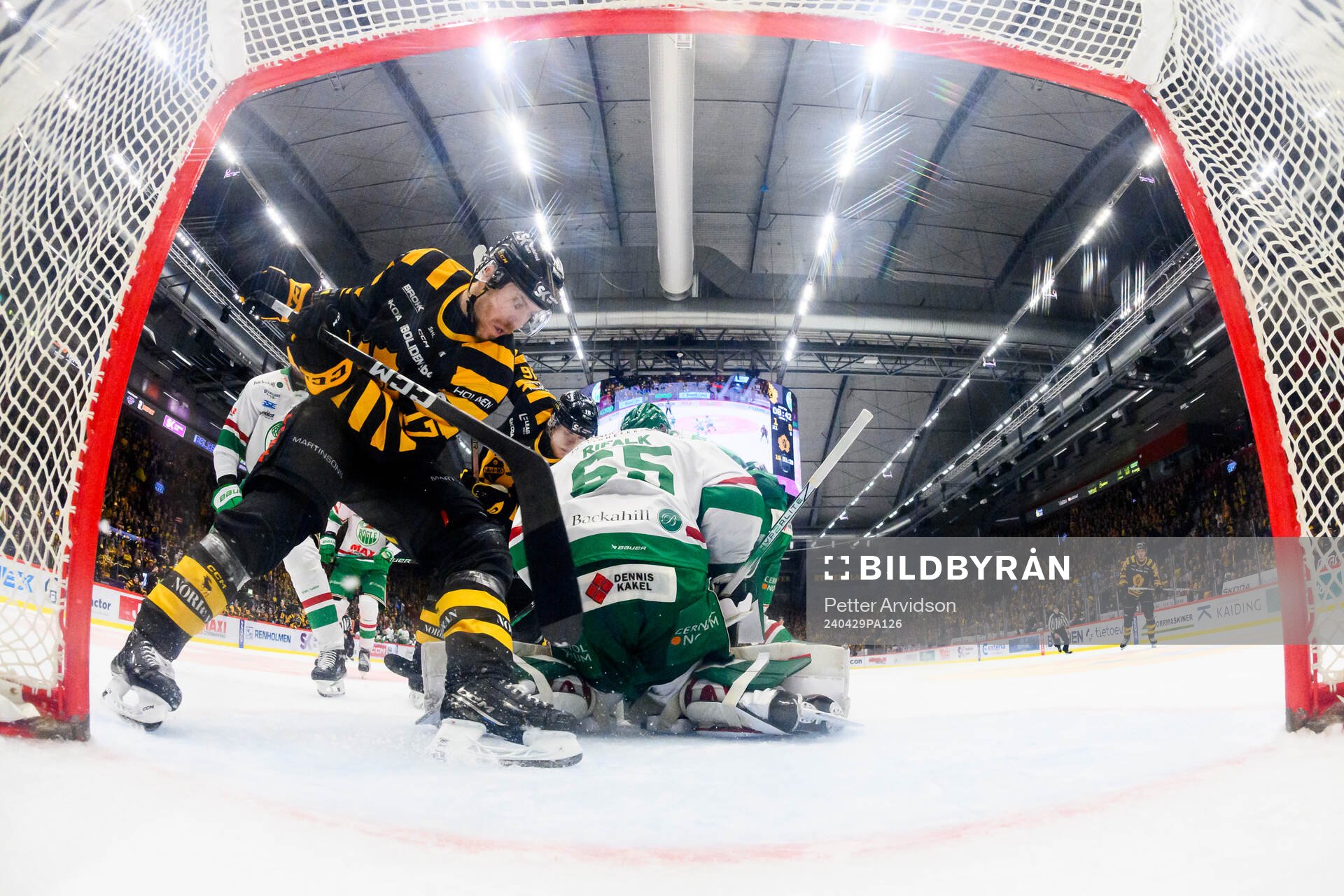 Skellefteås Pär Lindholm och Rögles målvakt Christoffer