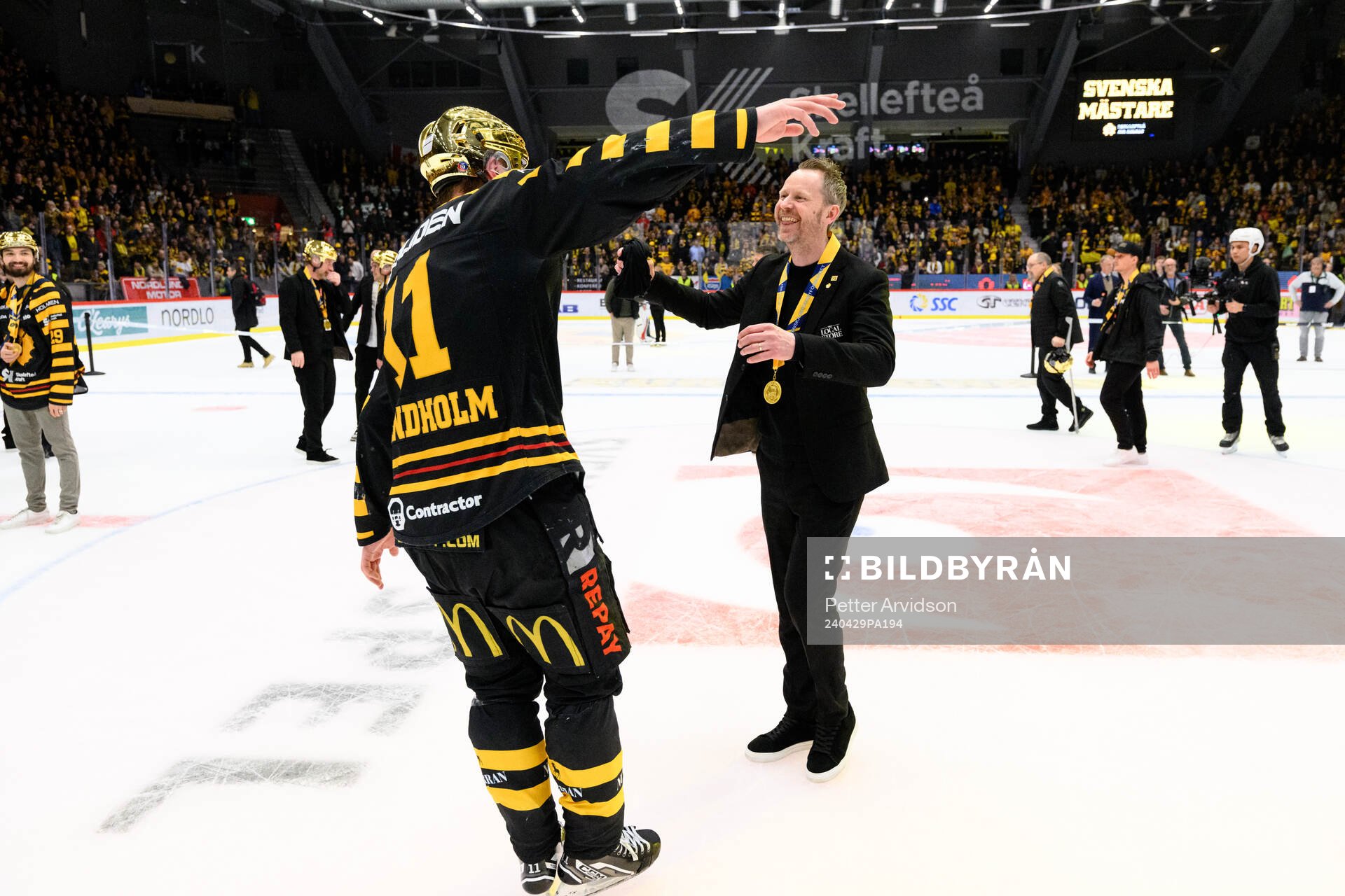 Skellefteås tränare Robert Ohlsson jublar