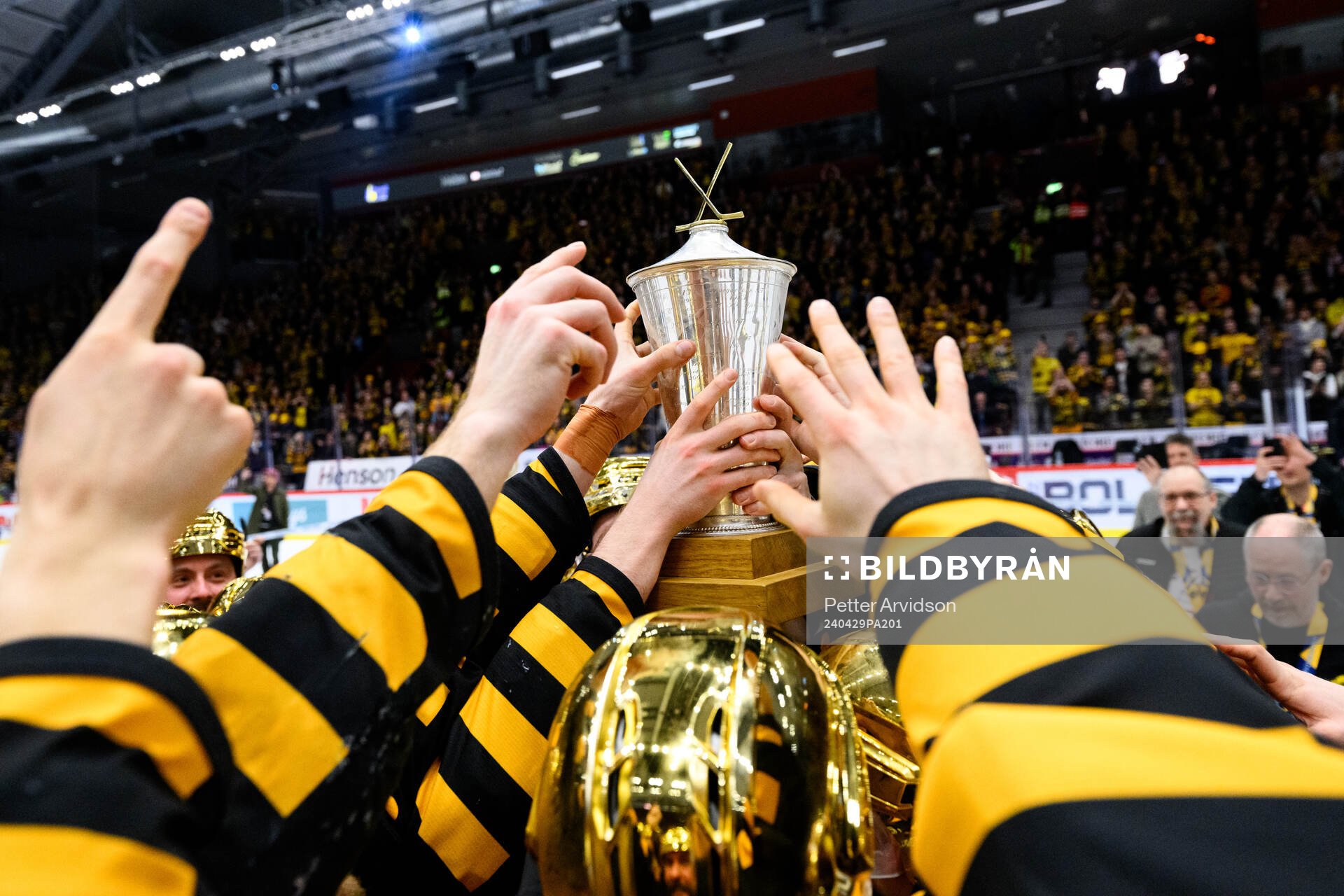 Skellefteås spelare jublar med pokalen