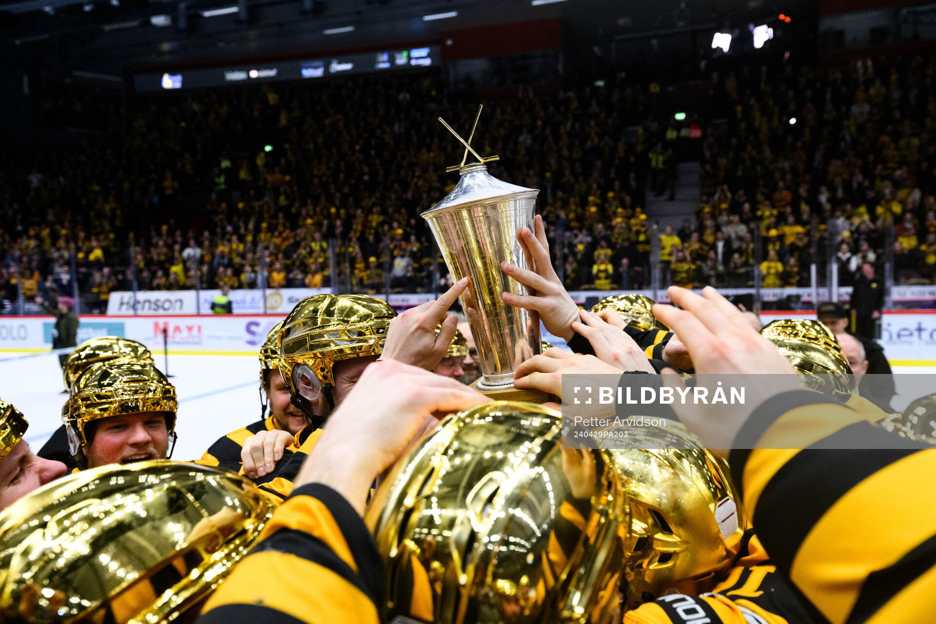 Skellefteås spelare jublar med pokalen