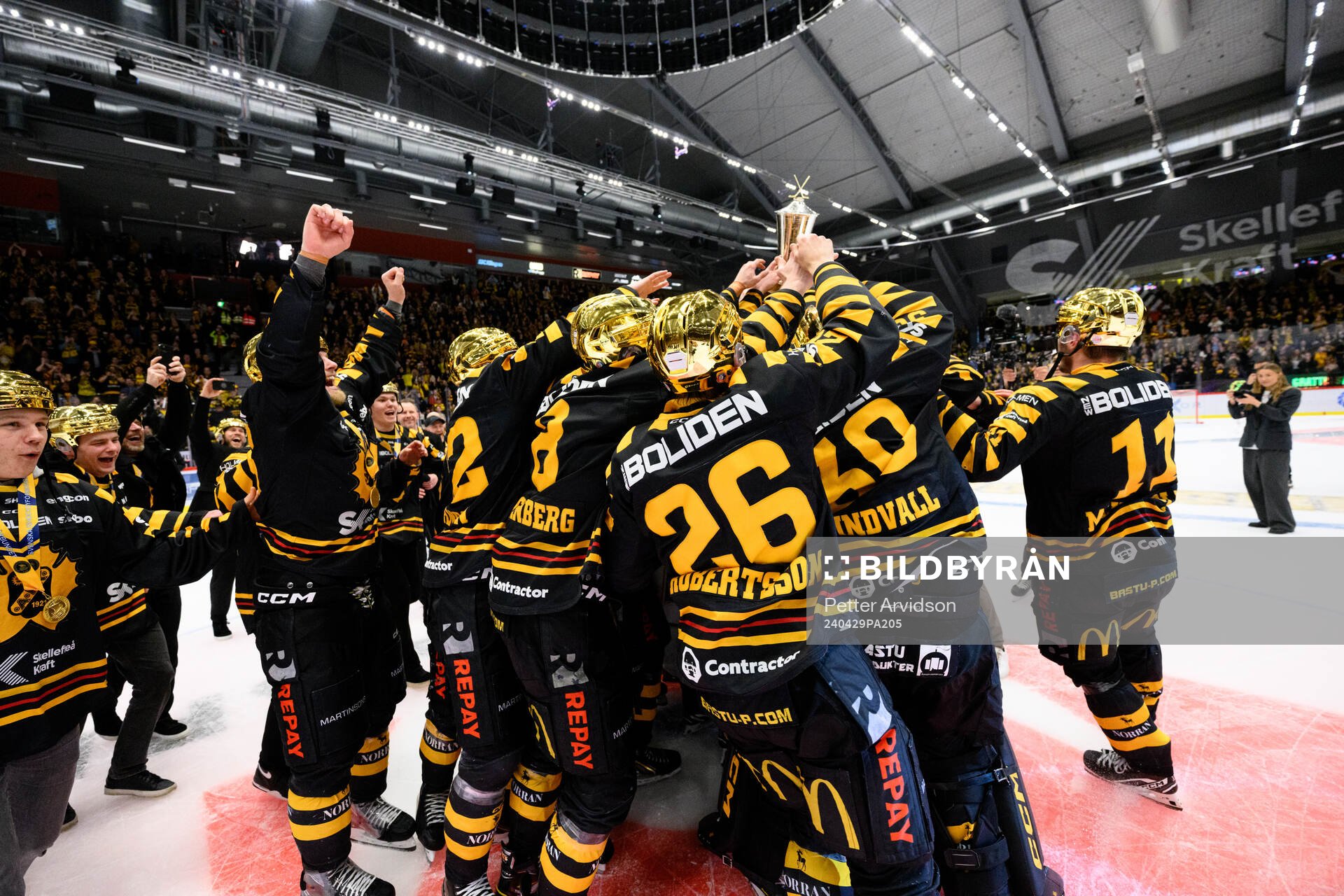 Skellefteås spelare jublar med pokalen