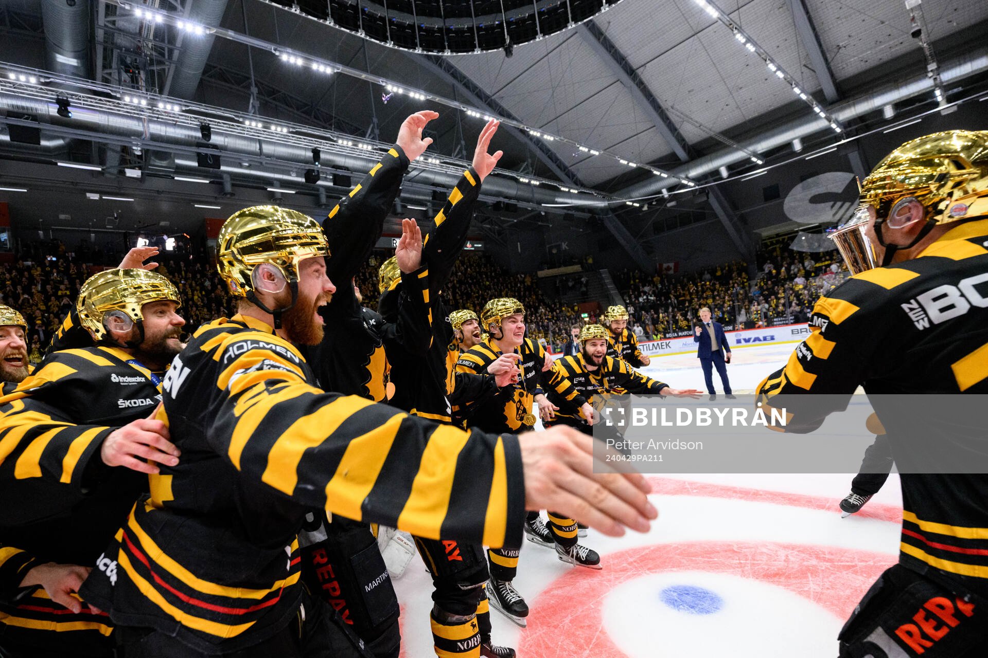 Skellefteås spelare jublar med pokalen