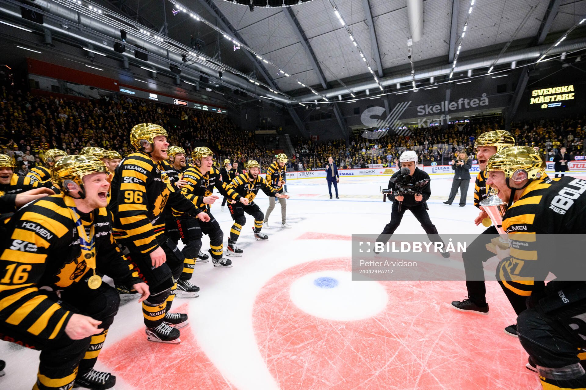 Skellefteås spelare jublar med pokalen