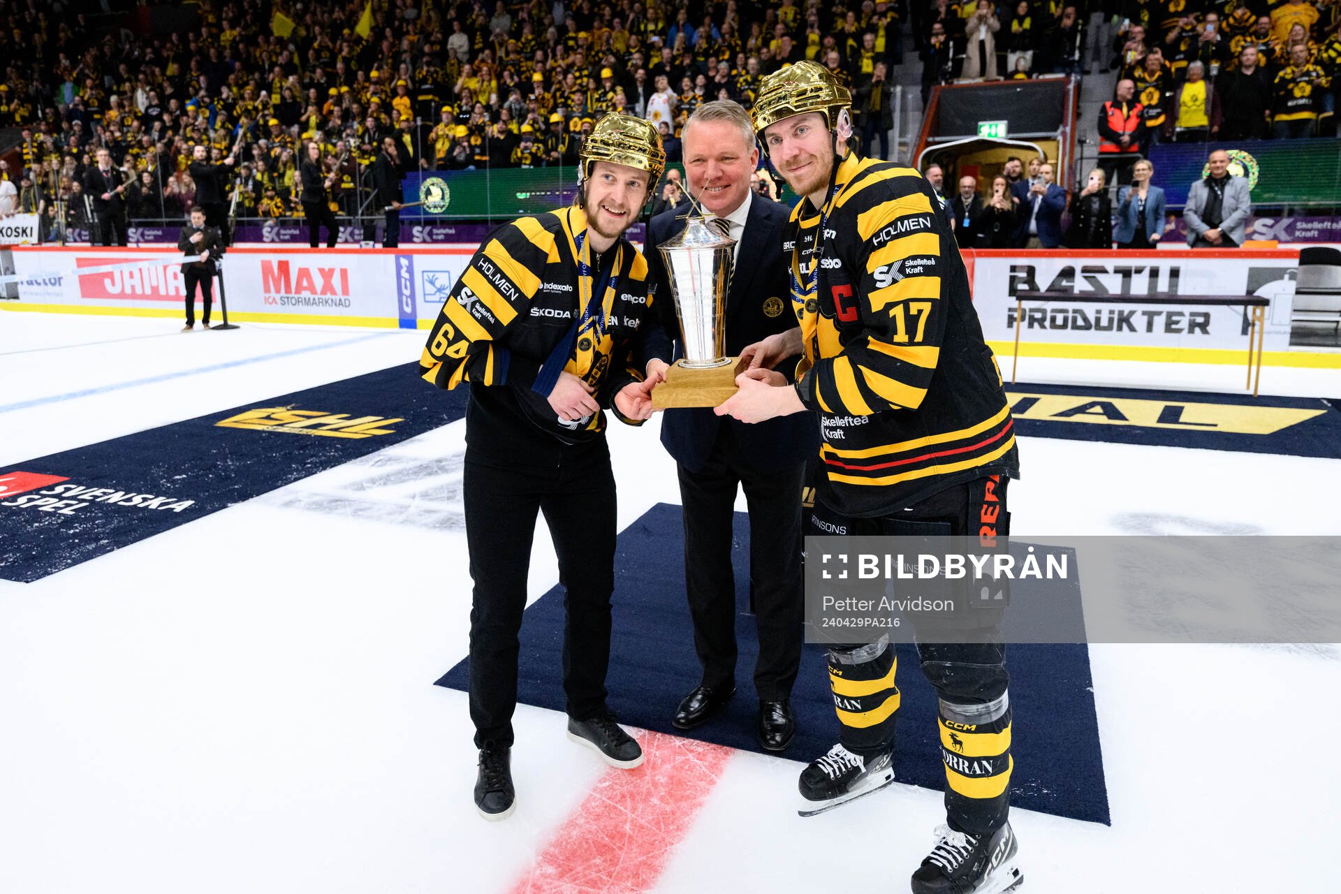 Skellefteås Jonathan Pudas och Pär Lindholm jublar med