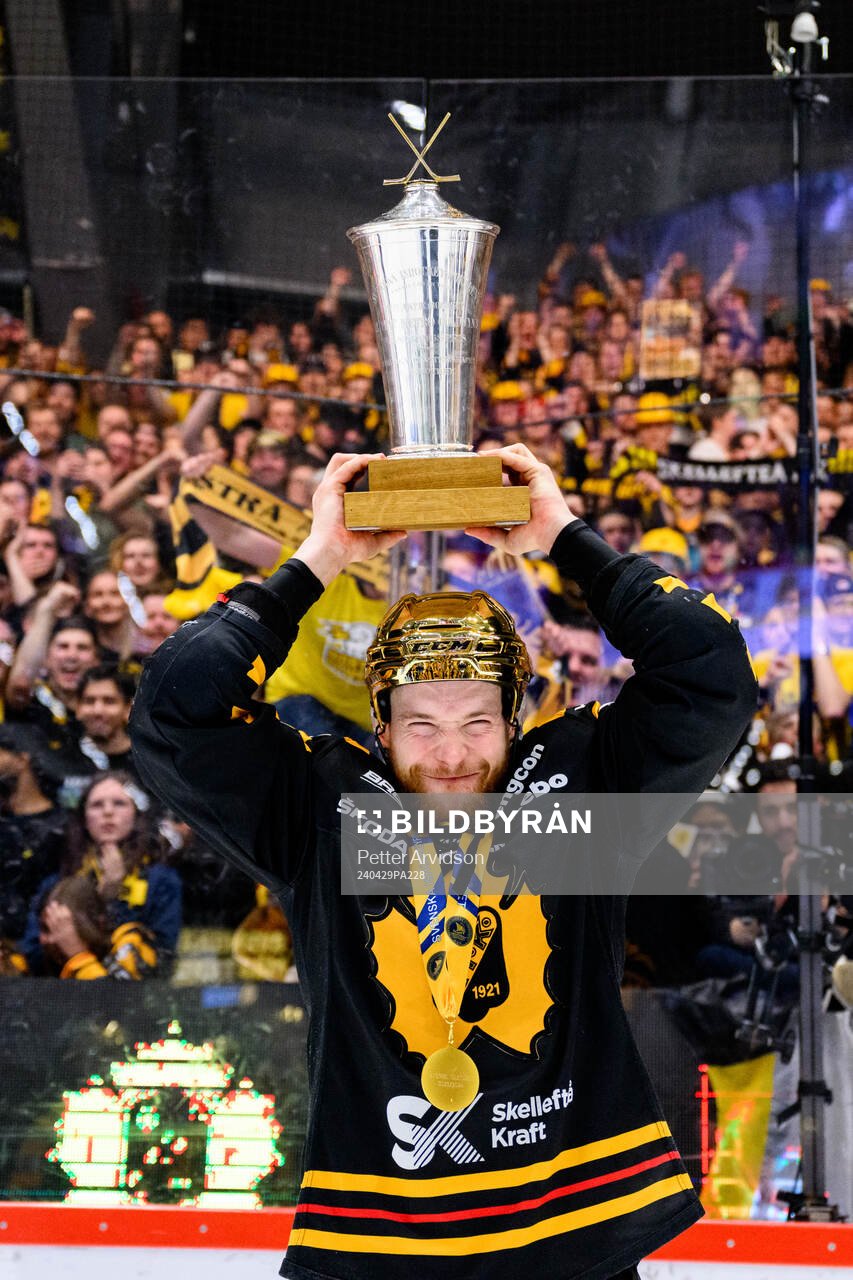 Skellefteås Filip Sandberg jublar med pokalen