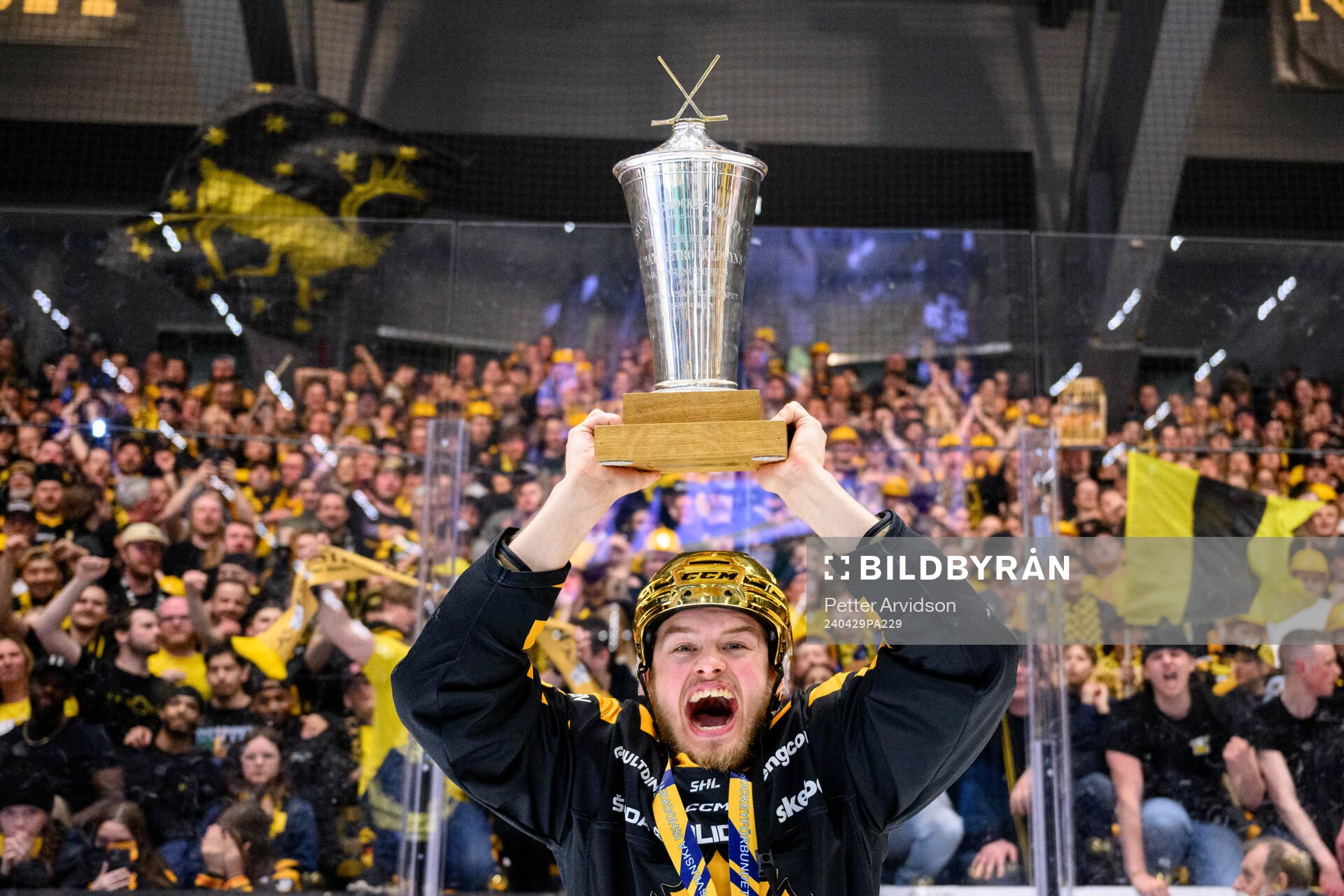 Skellefteås Simon Robertsson jublar med pokalen