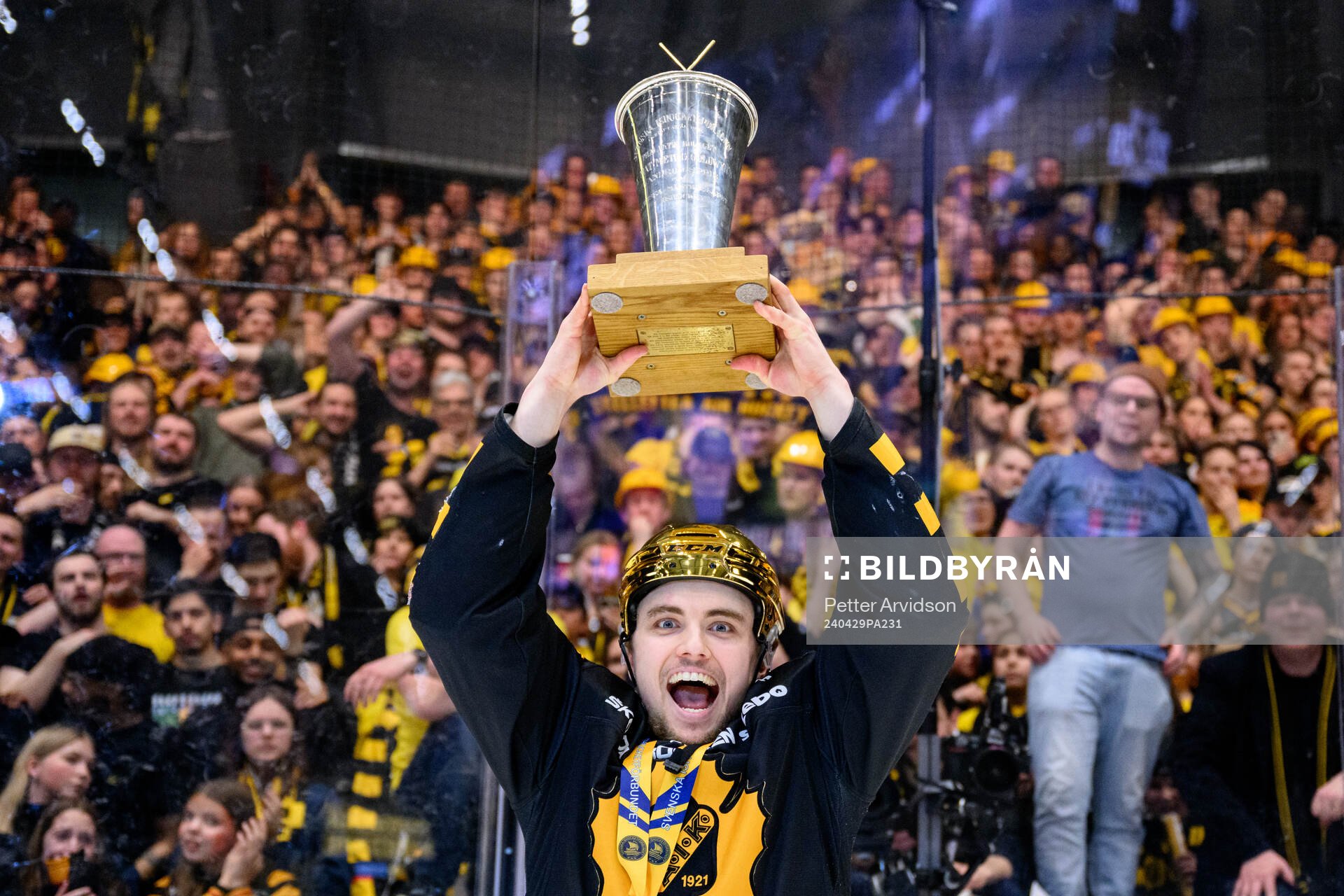 Skellefteås Elias Stenman jublar med pokalen