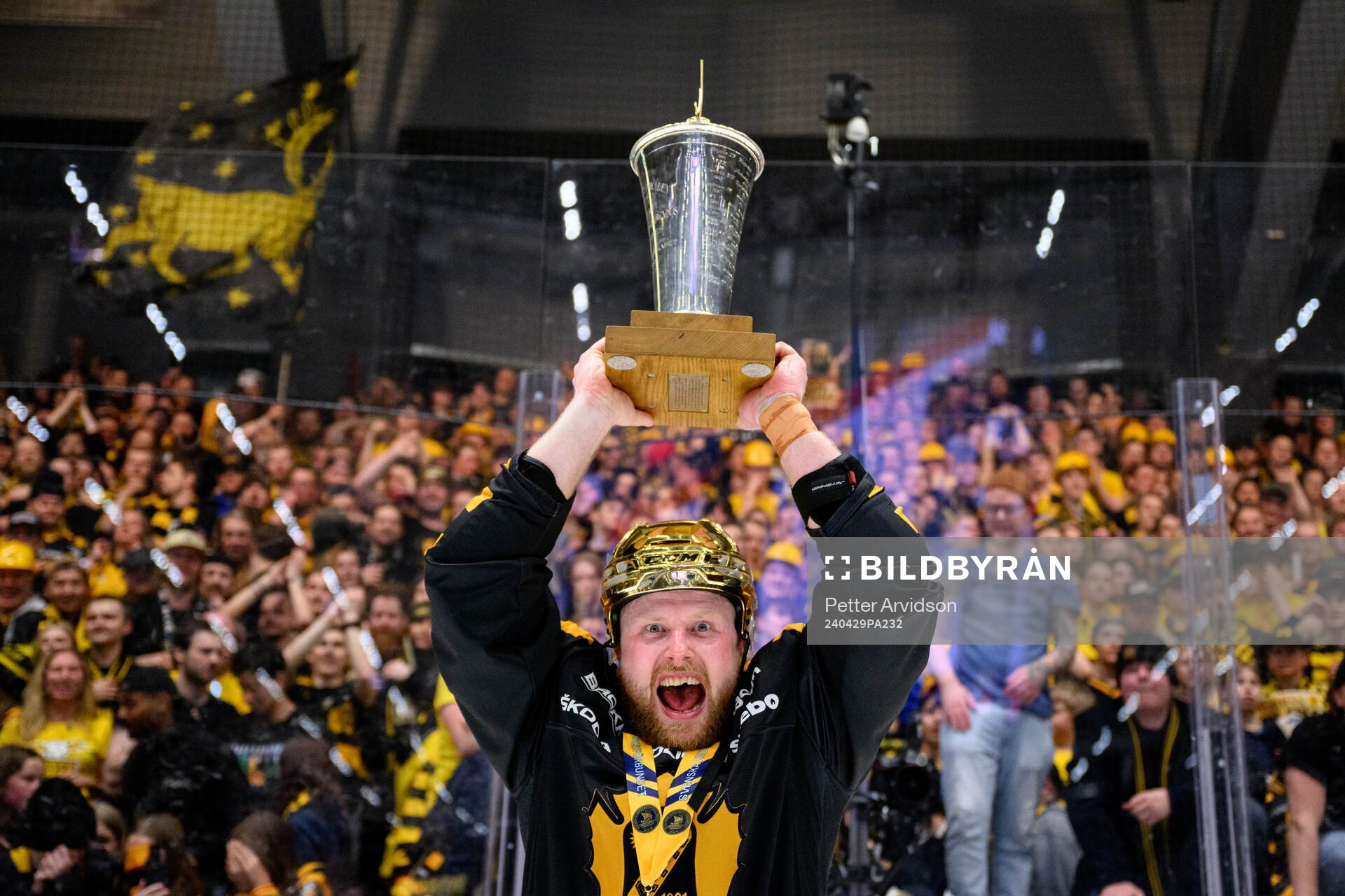 Skellefteås Oskar Nilsson jublar med pokalen