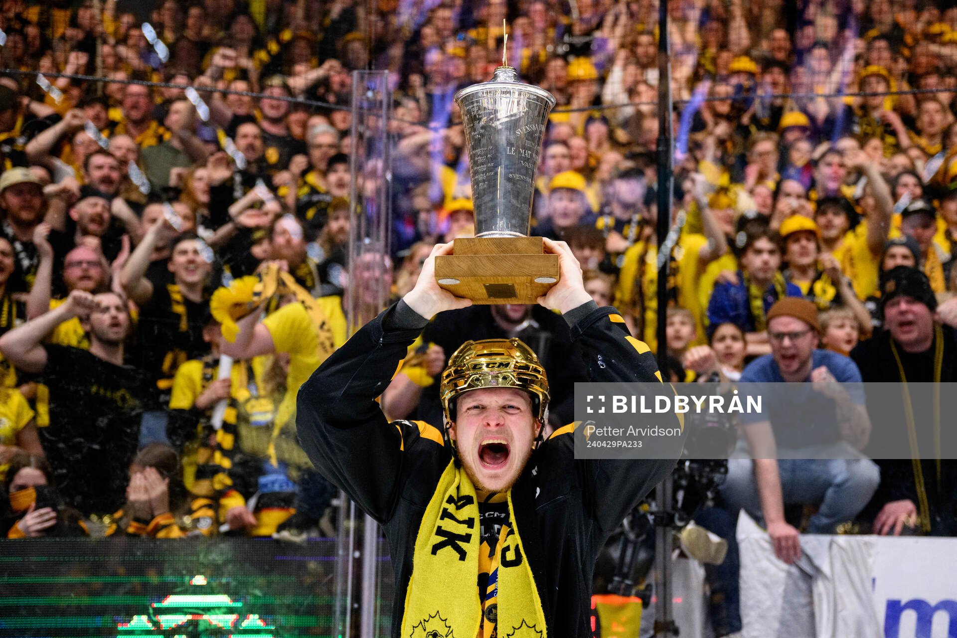 Skellefteås Linus Lindström jublar med pokalen