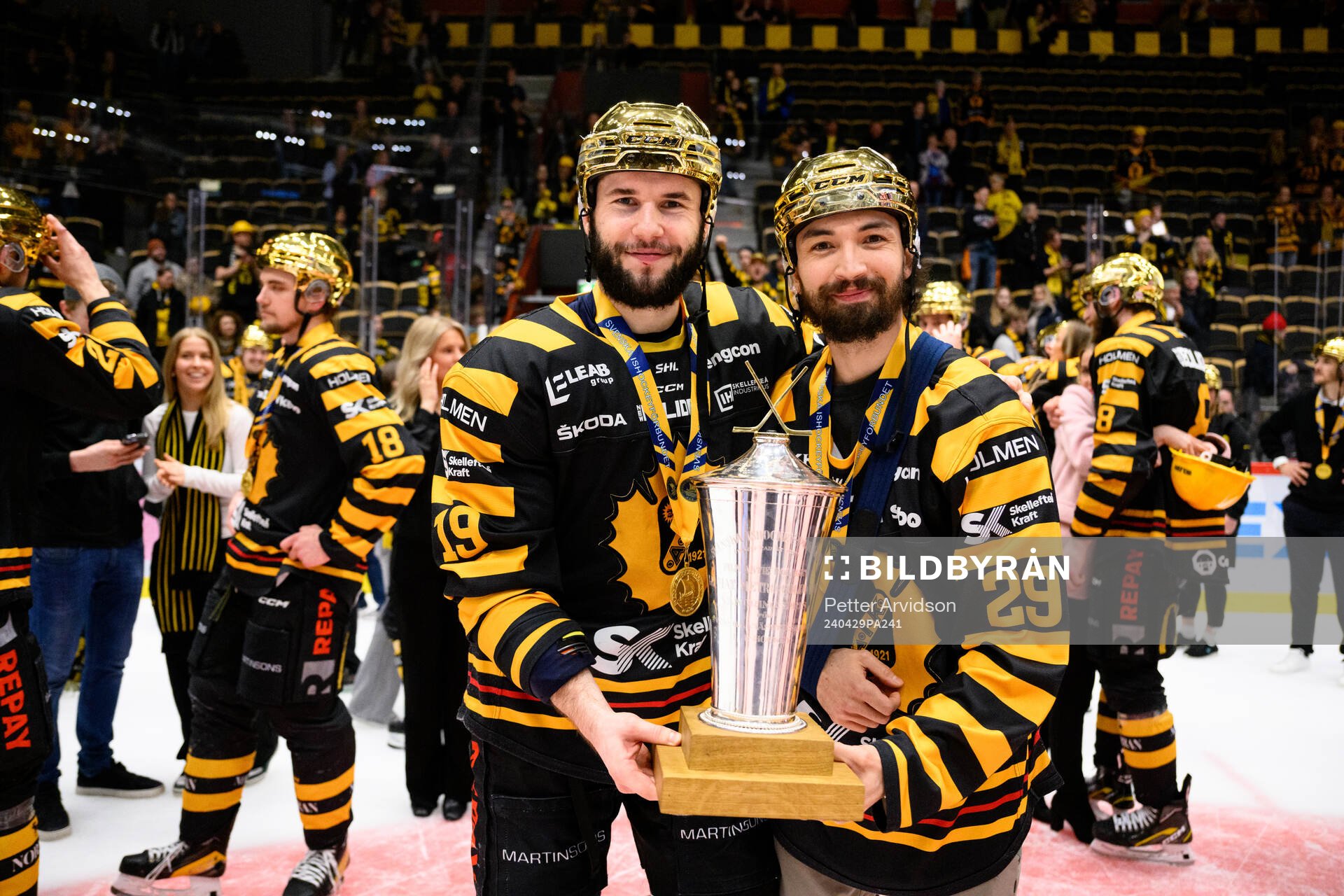 Skellefteås Martins Dzierkals och Dylan Sikura jublar med