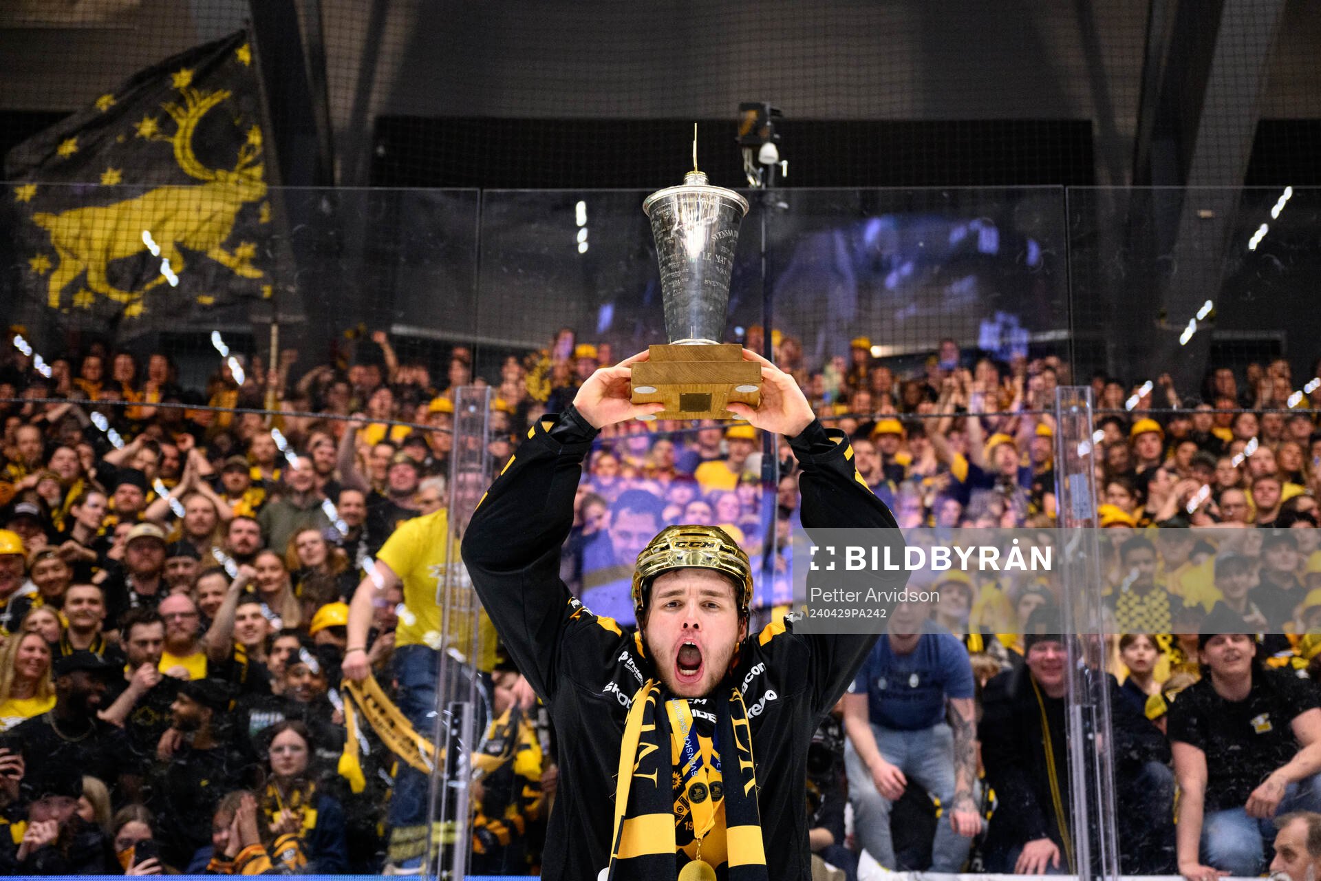 Skellefteås Elias Salomonsson jublar med pokalen
