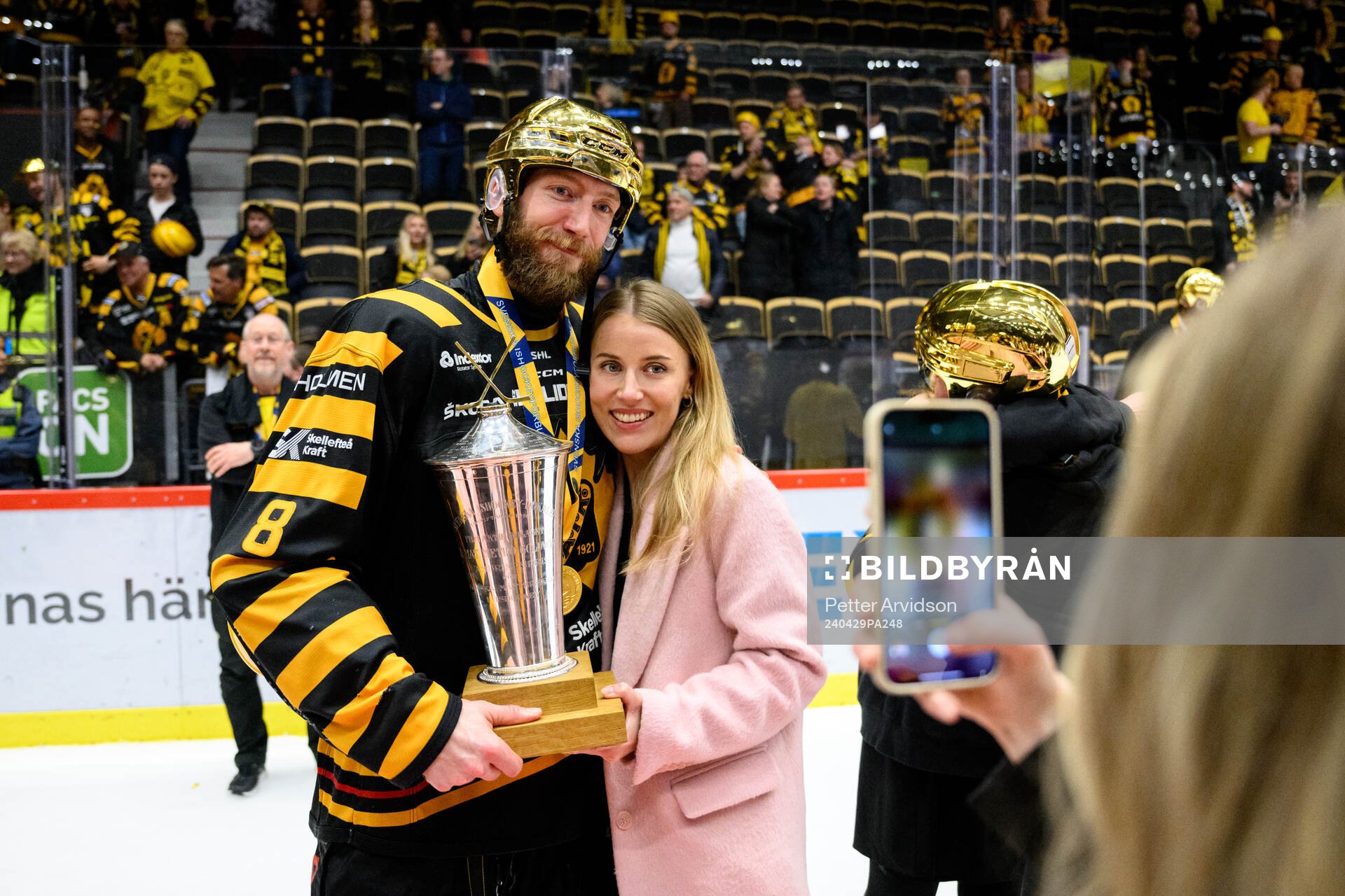 Skellefteås Petter Granberg jublar med pokalen
