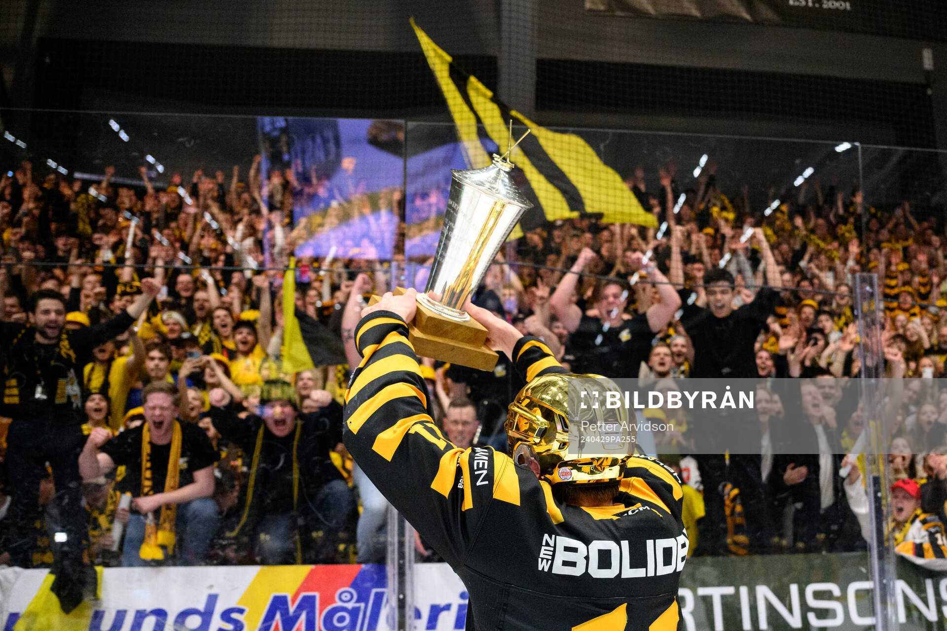 Skellefteås Max Lindholm jublar med pokalen