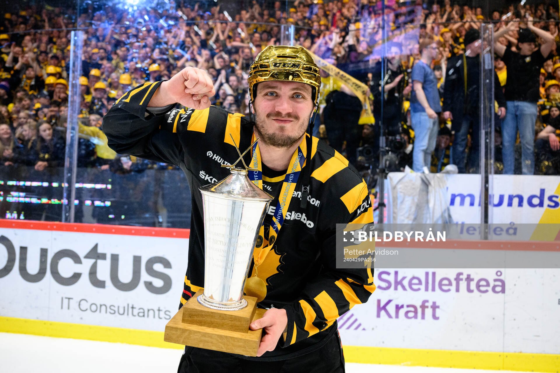 Skellefteås Max Lindholm jublar med pokalen