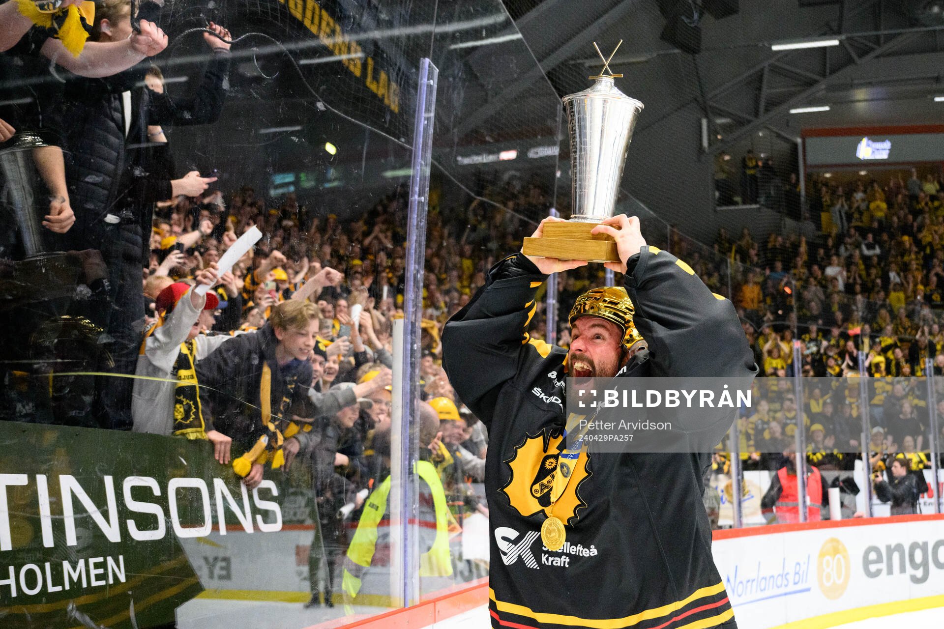 Skellefteås målvakt Gustaf Lindvall jublar med pokalen