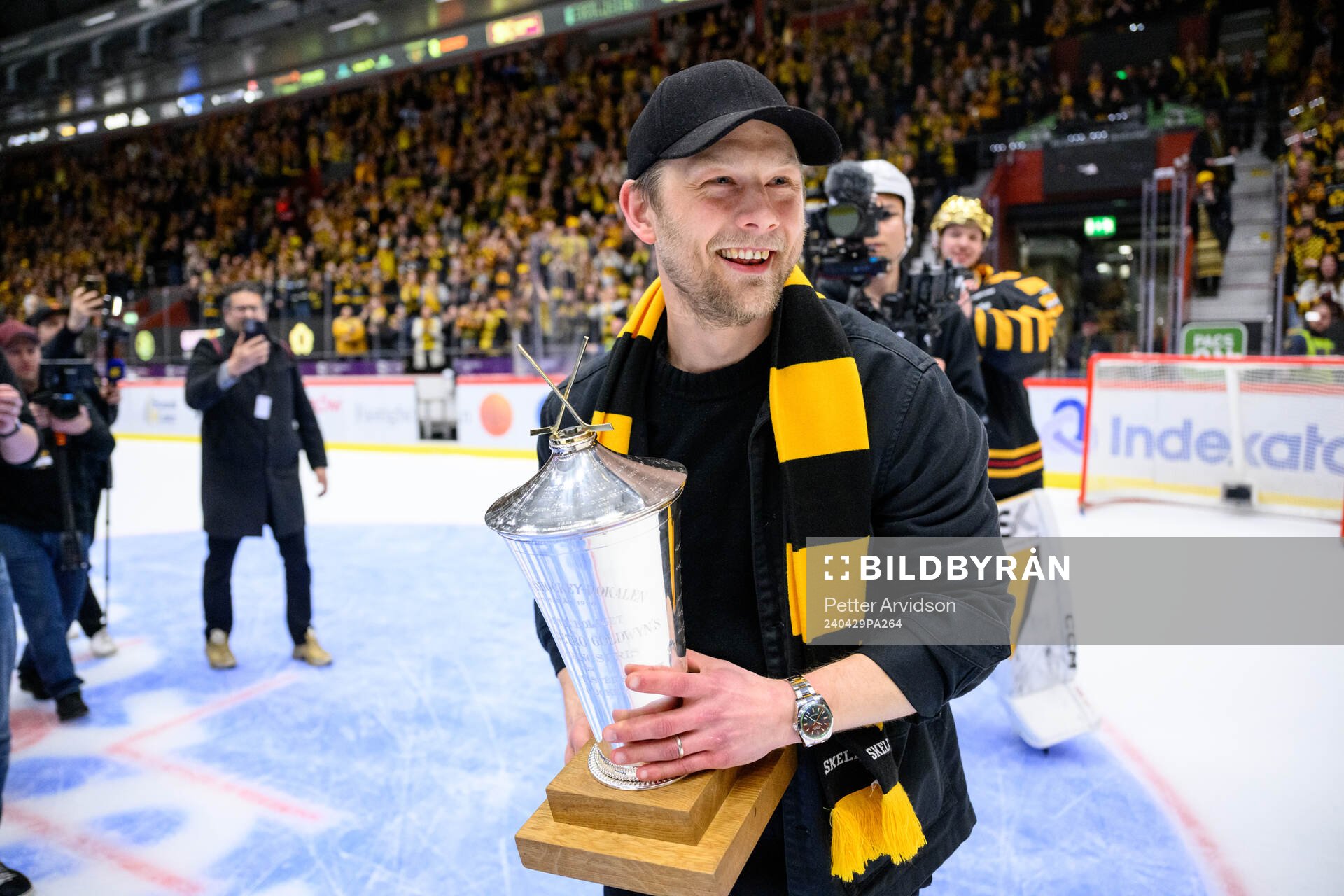 Skellefteås Oscar Möller jublar med pokalen