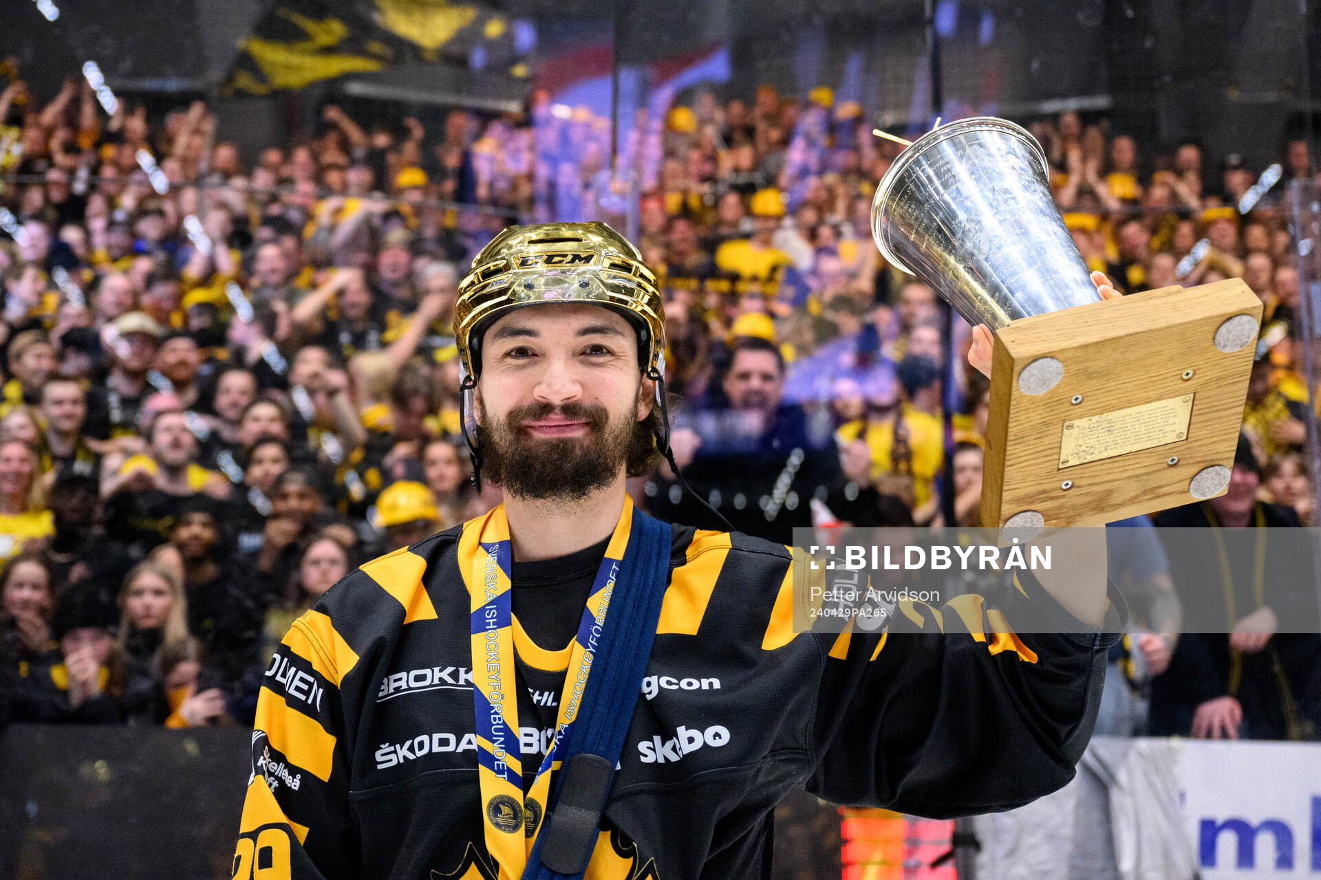 Skellefteås Dylan Sikura jublar med pokalen