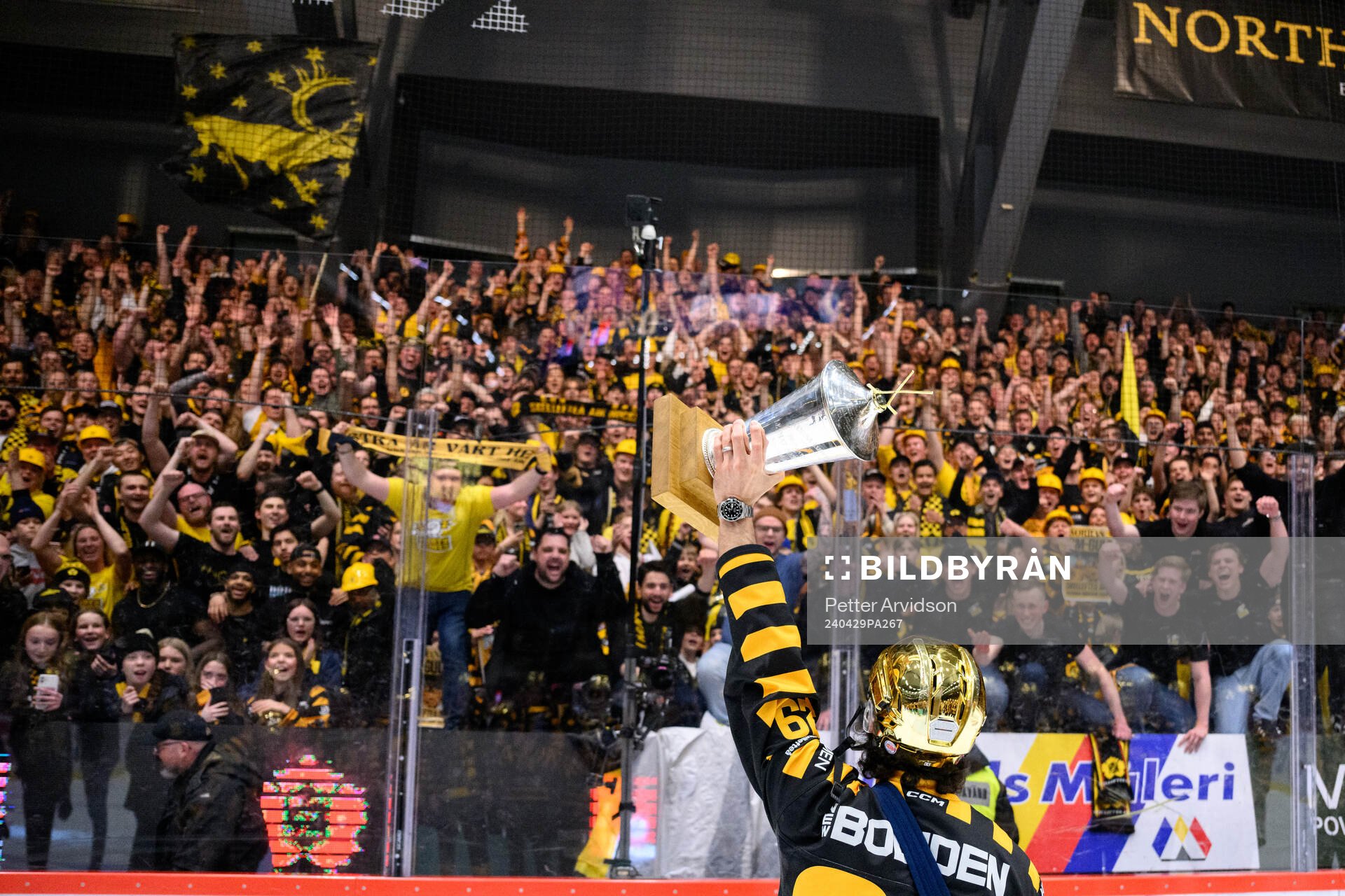 Skellefteås Dylan Sikura jublar med pokalen