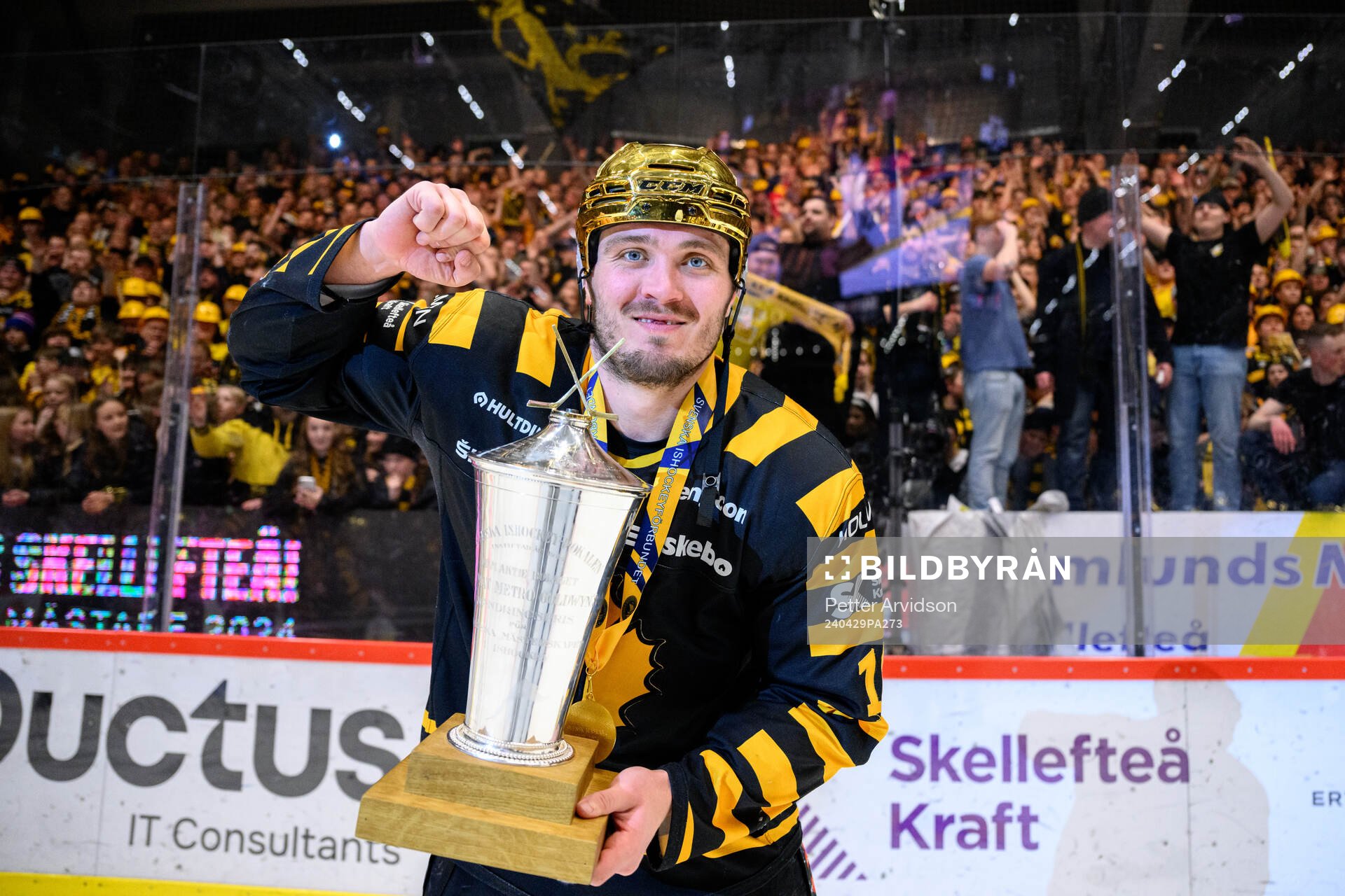 Skellefteås Max Lindholm jublar med pokalen