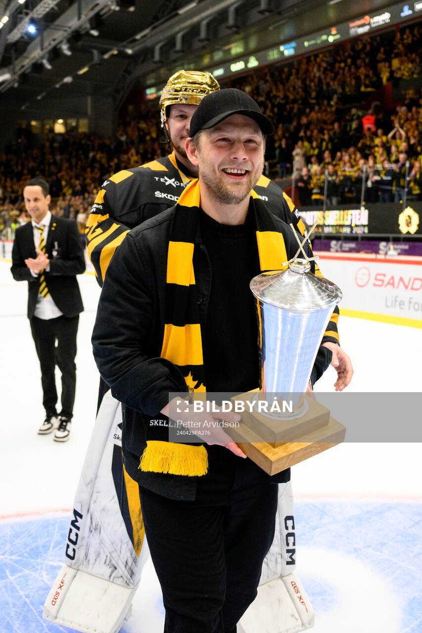 Skellefteås Oscar Möller jublar med pokalen