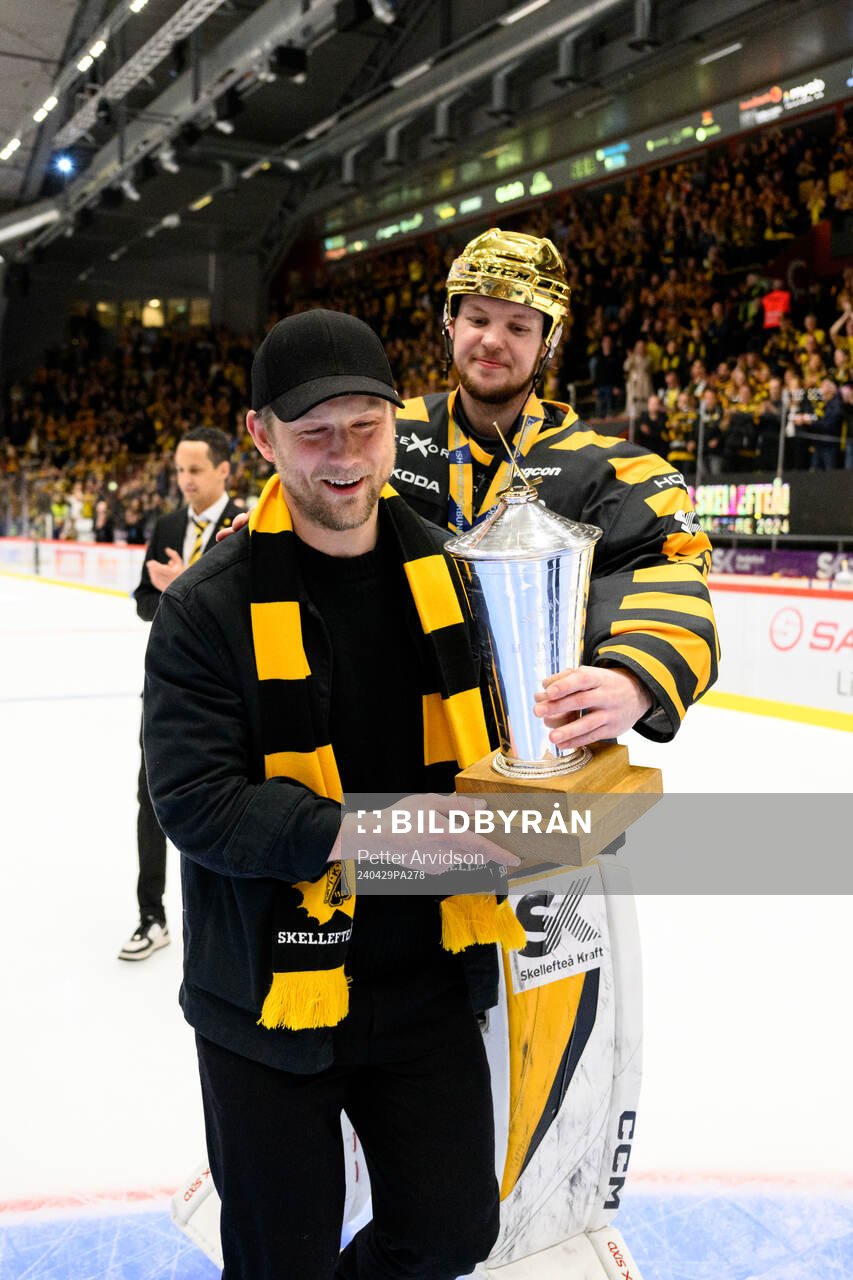 Skellefteås Oscar Möller jublar med pokalen