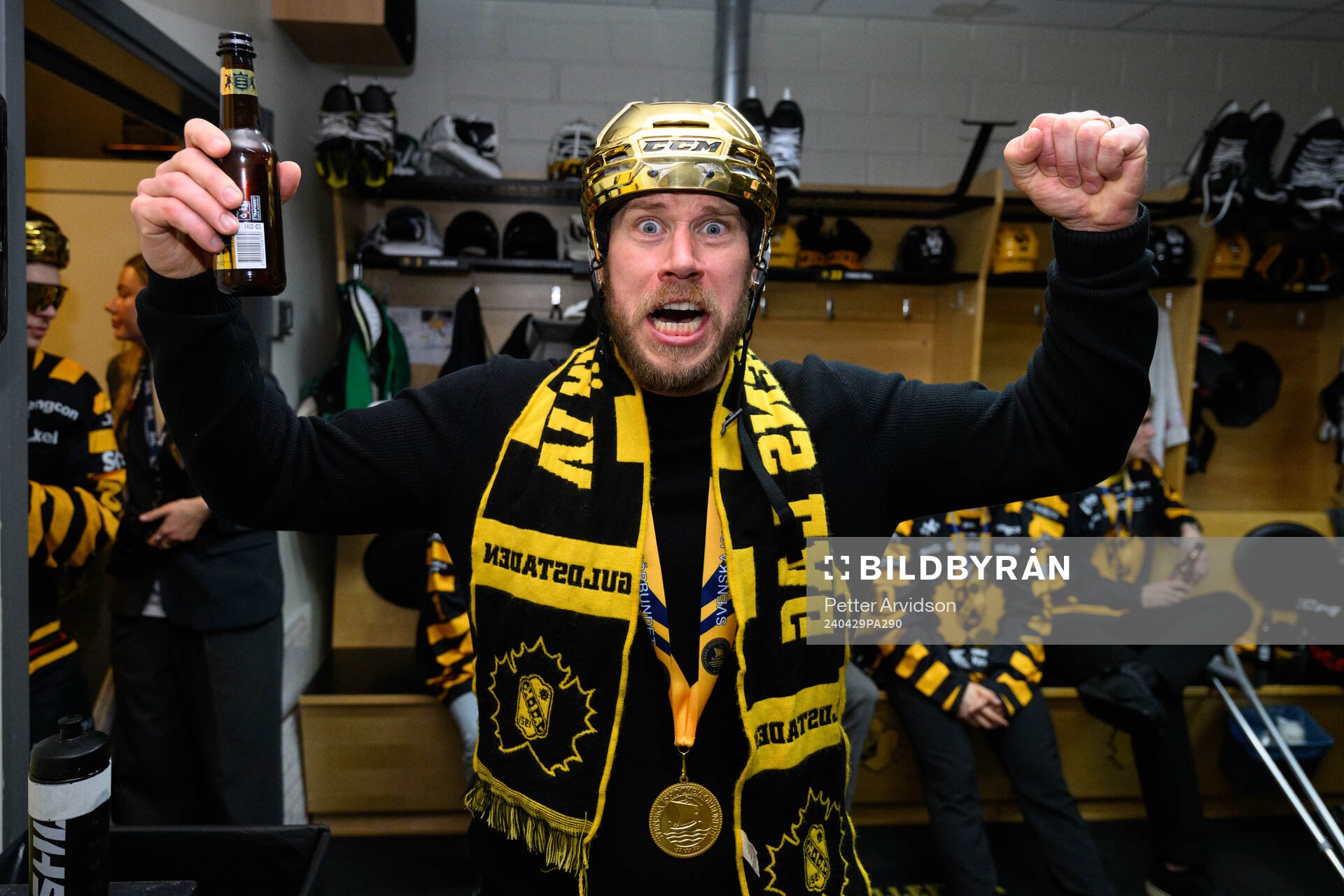 Skellefteås assisterande tränare Andreas Falk jublar