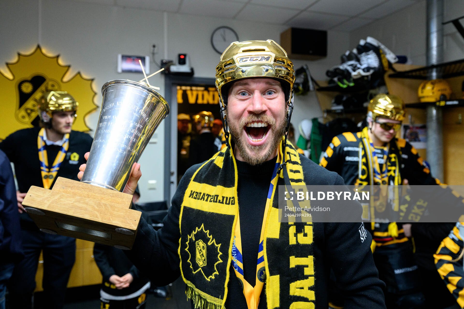 Skellefteås assisterande tränare Andreas Falk jublar med