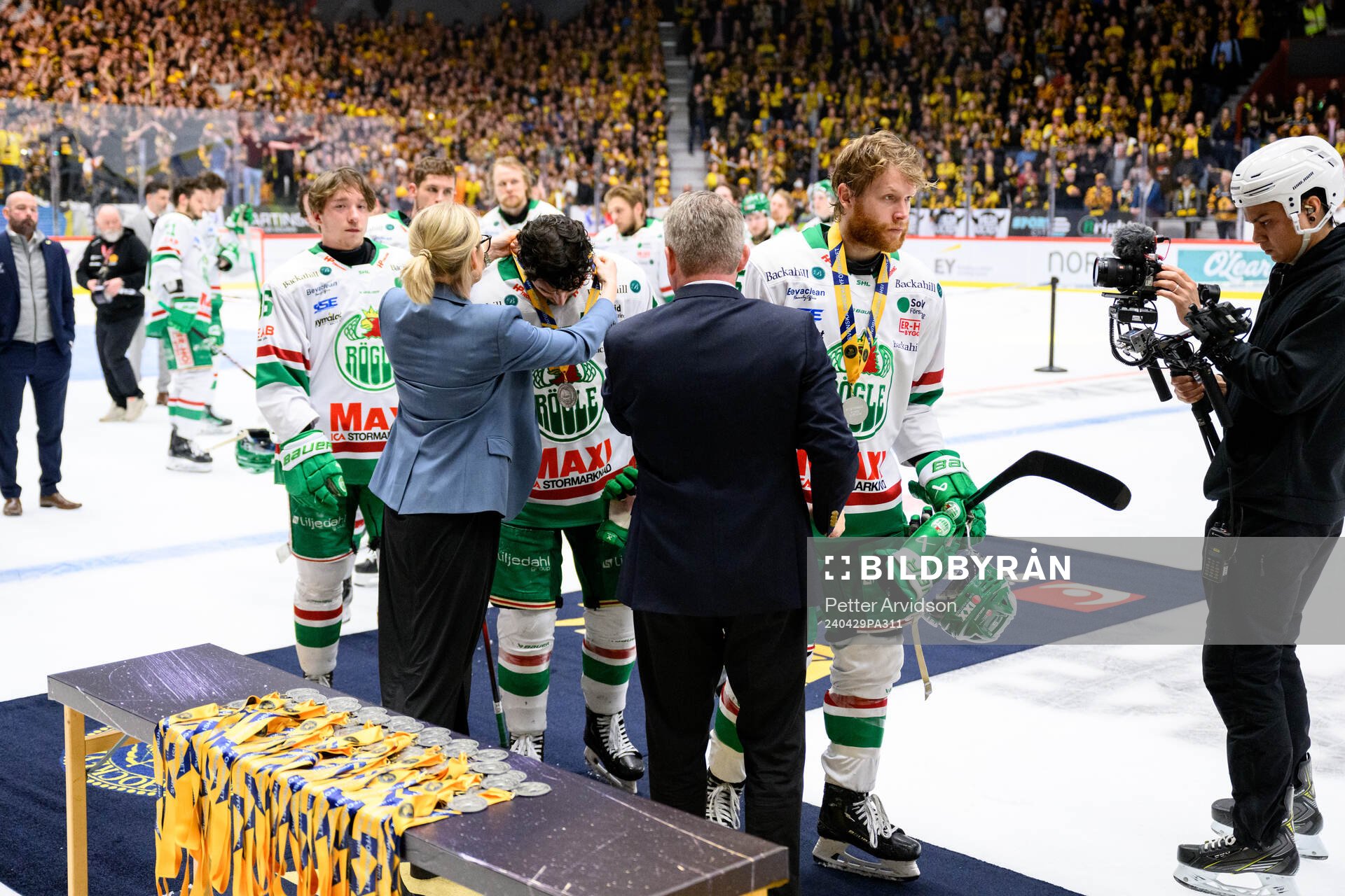Rögles spelare får sina medaljer