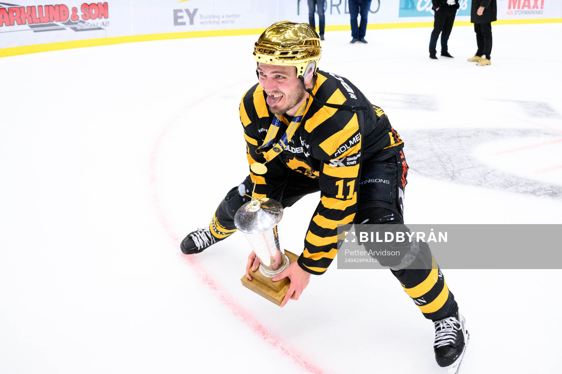 Skellefteås Max Lindholm jublar med pokalen