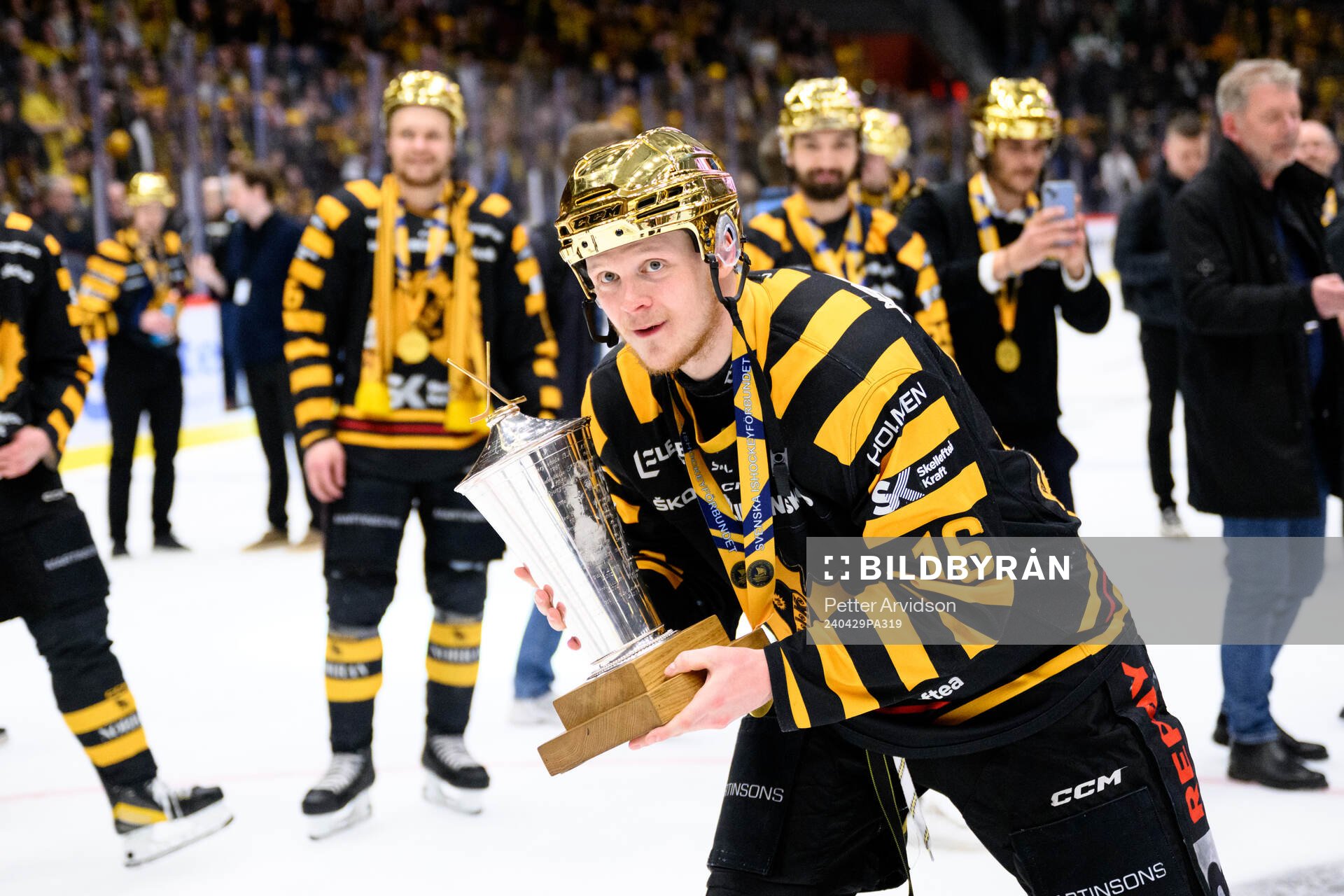 Skellefteås Linus Lindström jublar med pokalen
