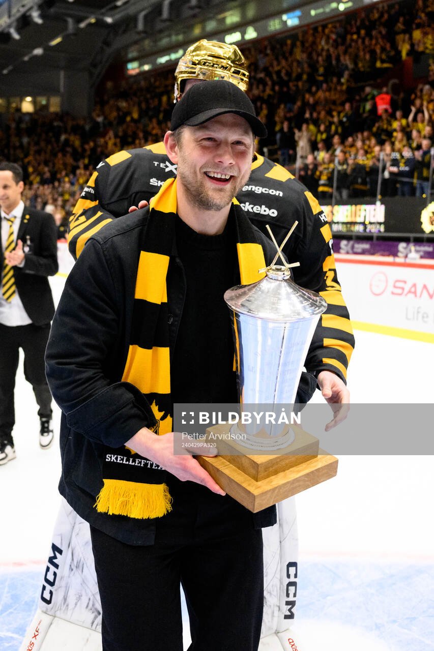 Skellefteås Oscar Möller jublar med pokalen