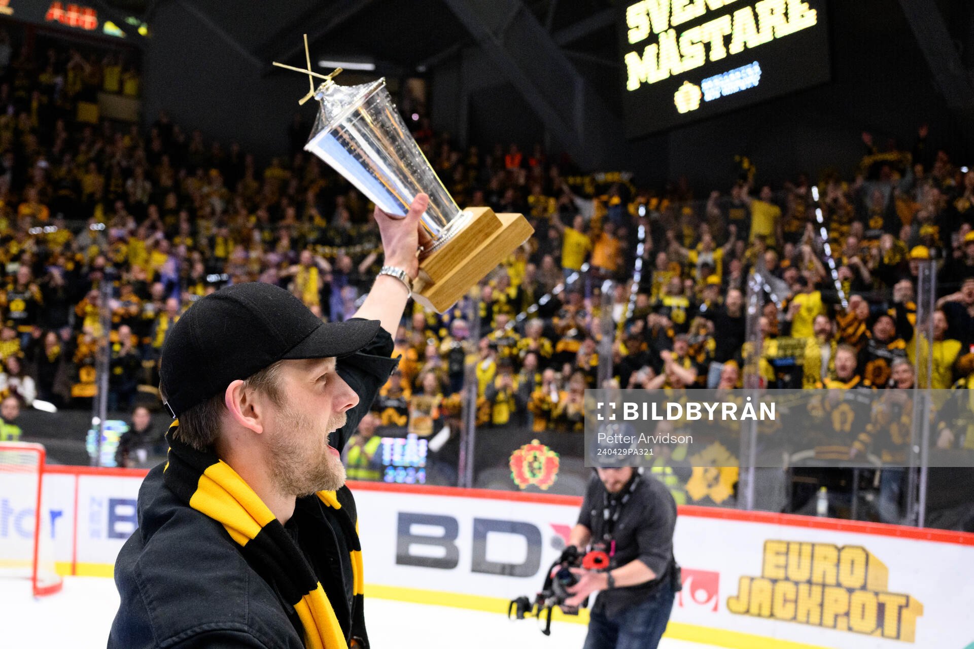 Skellefteås Oscar Möller jublar med pokalen