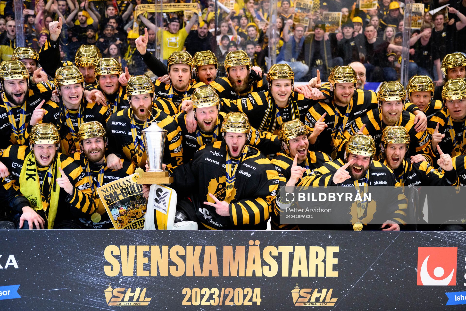 Skellefteås spelare jublar med pokalen