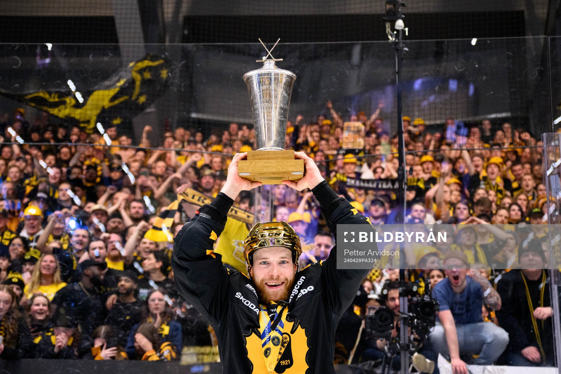 Skellefteås Filip Sandberg jublar med pokalen