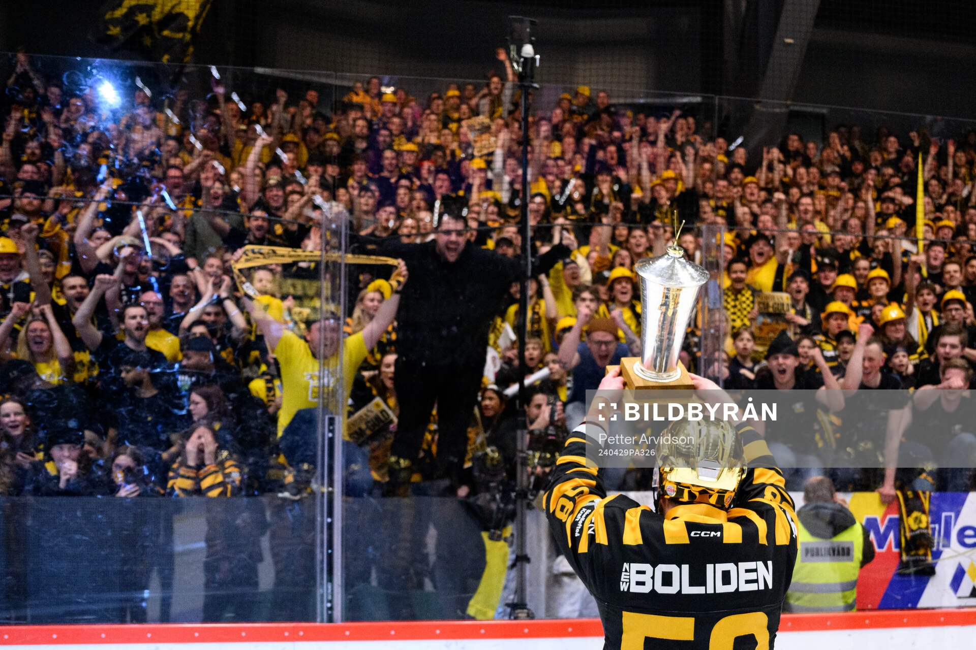 Skellefteås Oskar Nilsson jublar med pokalen