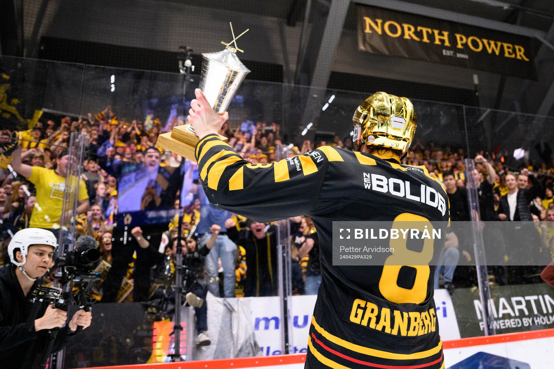 Skellefteås Petter Granberg jublar med pokalen