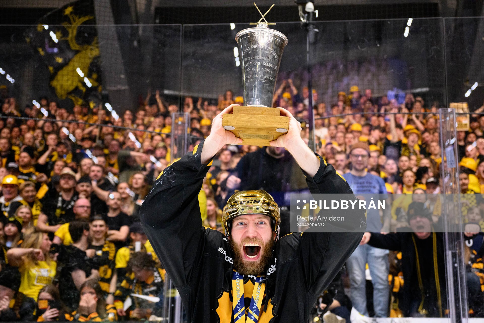Skellefteås Petter Granberg jublar med pokalen