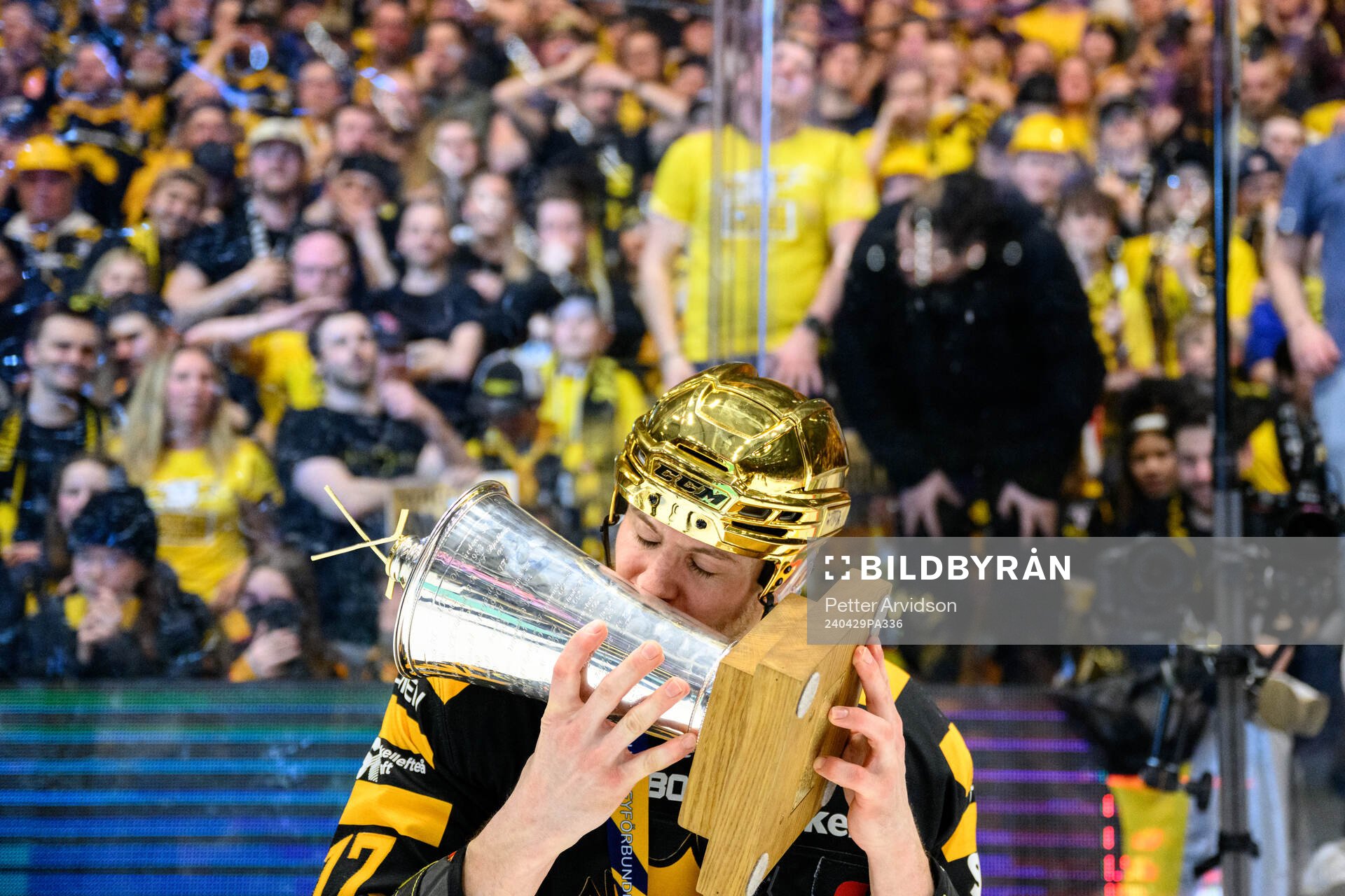 Skellefteås Pär Lindholm jublar med pokalen