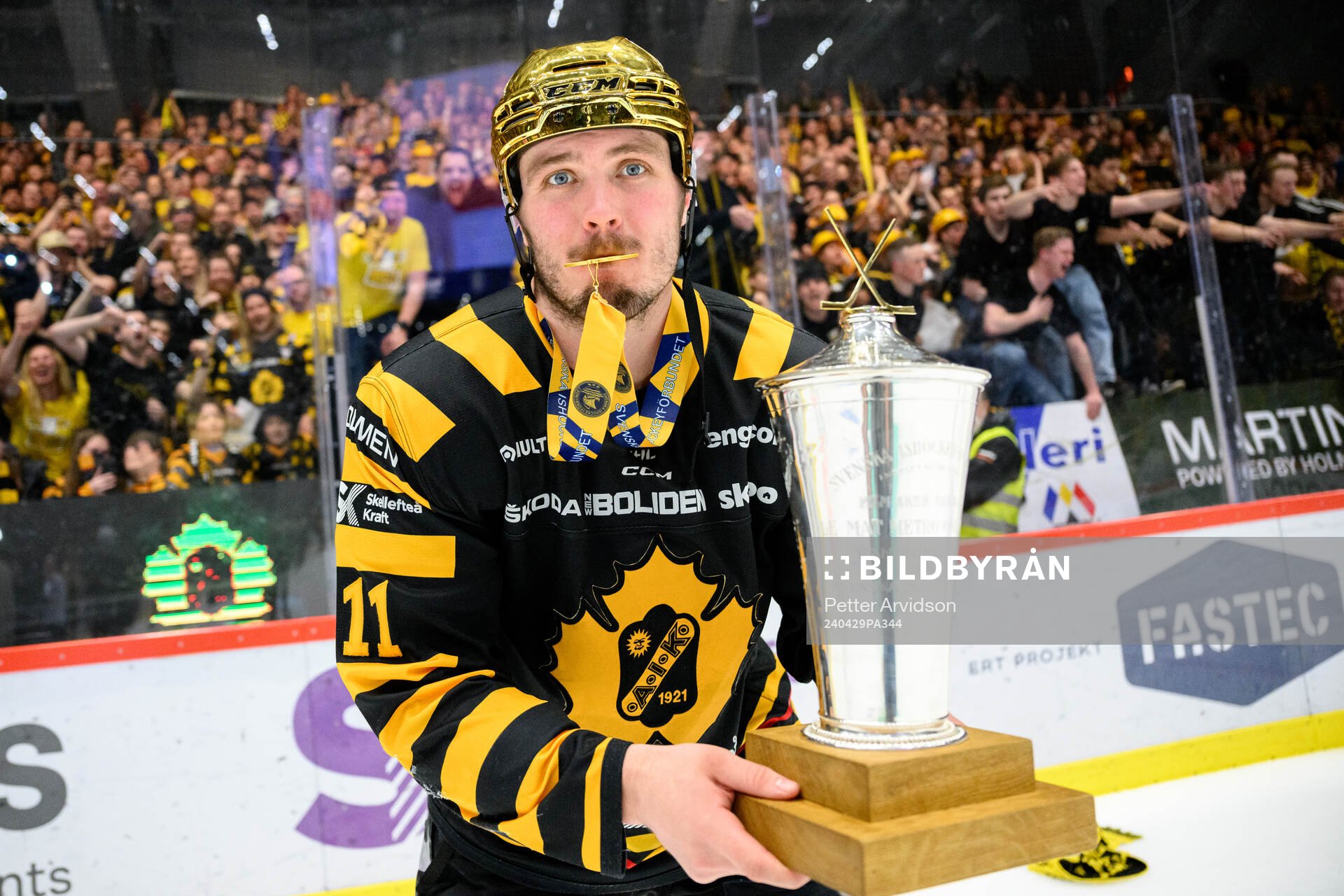 Skellefteås Max Lindholm jublar med pokalen