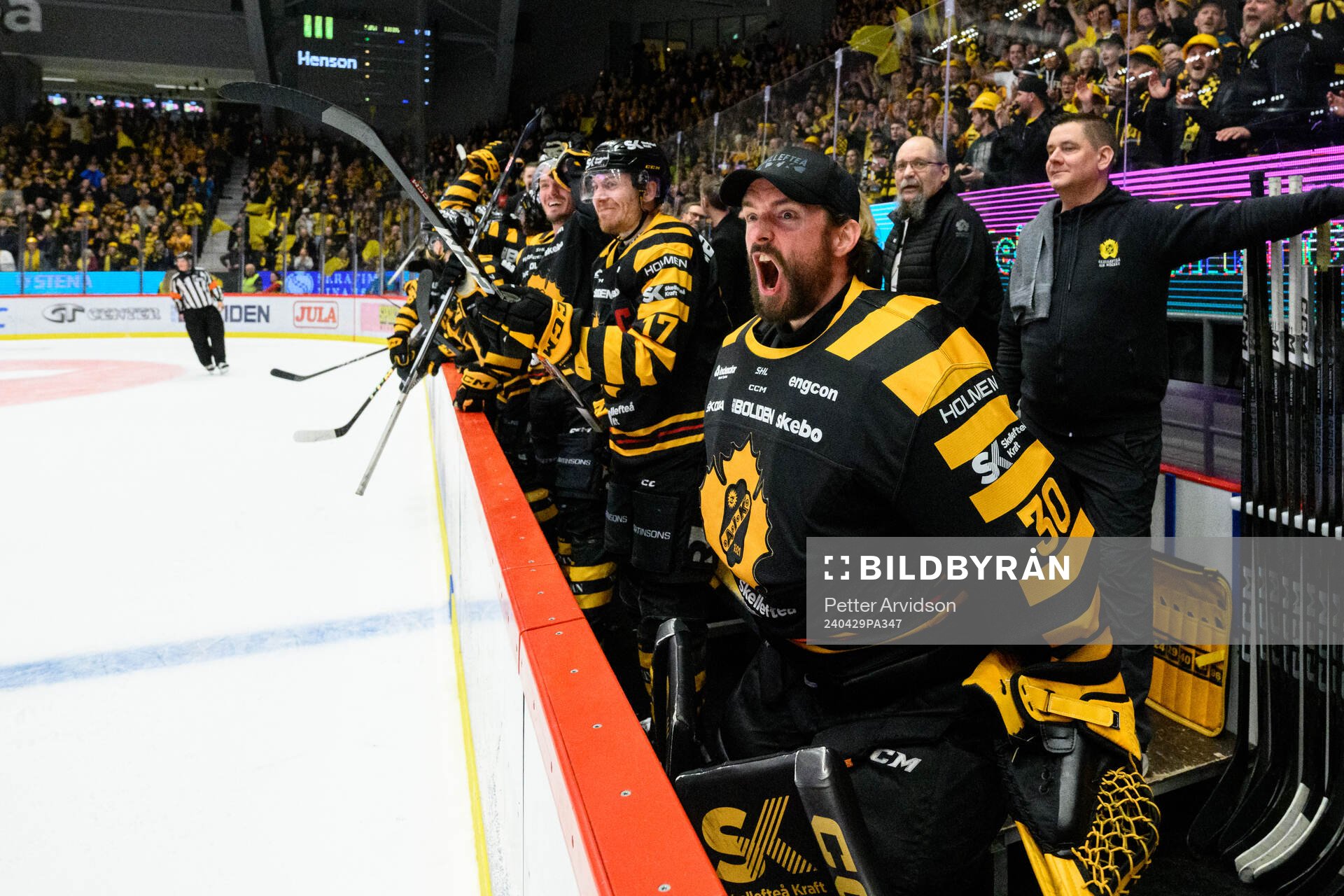 Skellefteås målvakt Gustaf Lindvall jublar