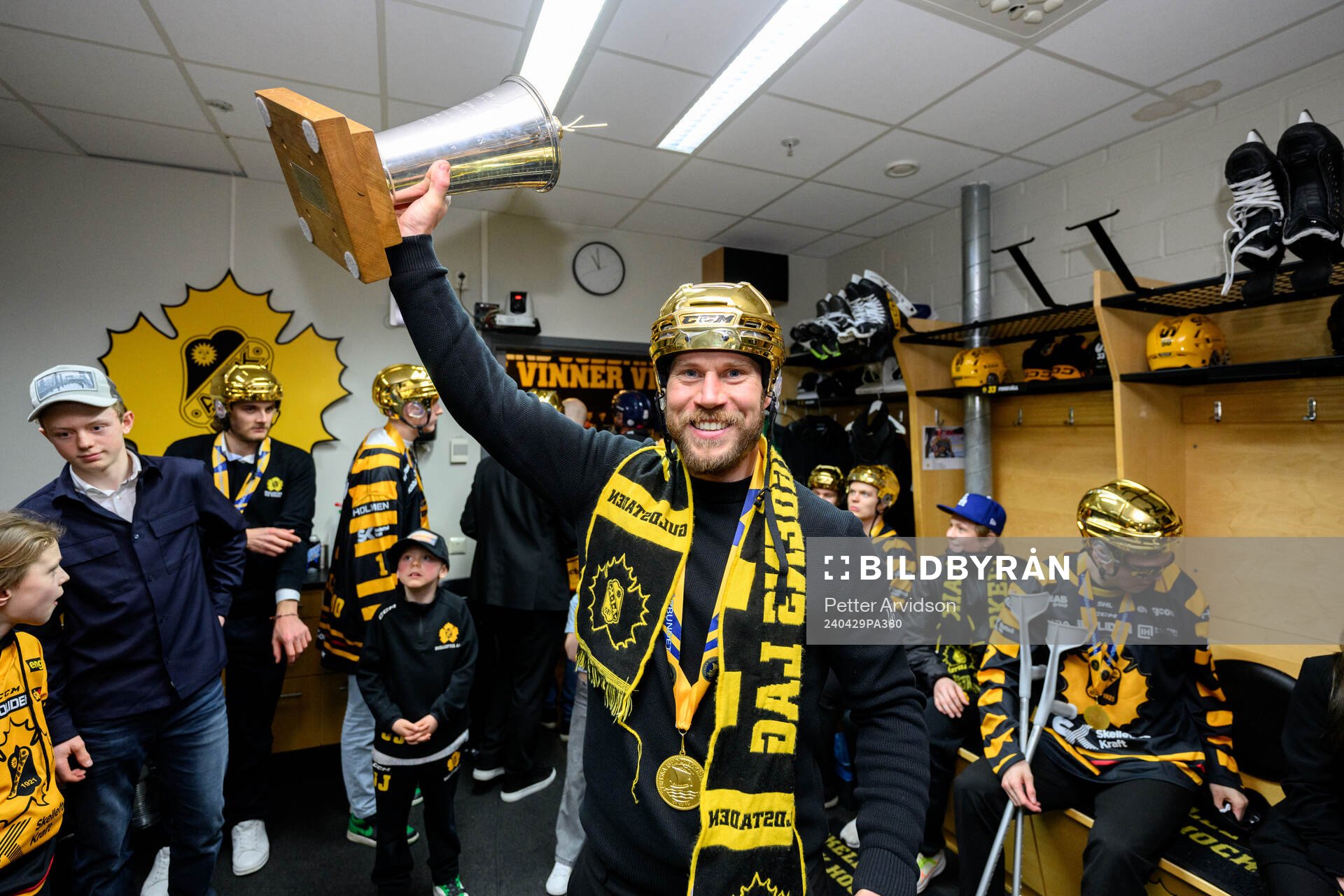 Skellefteås assisterande tränare Andreas Falk jublar med