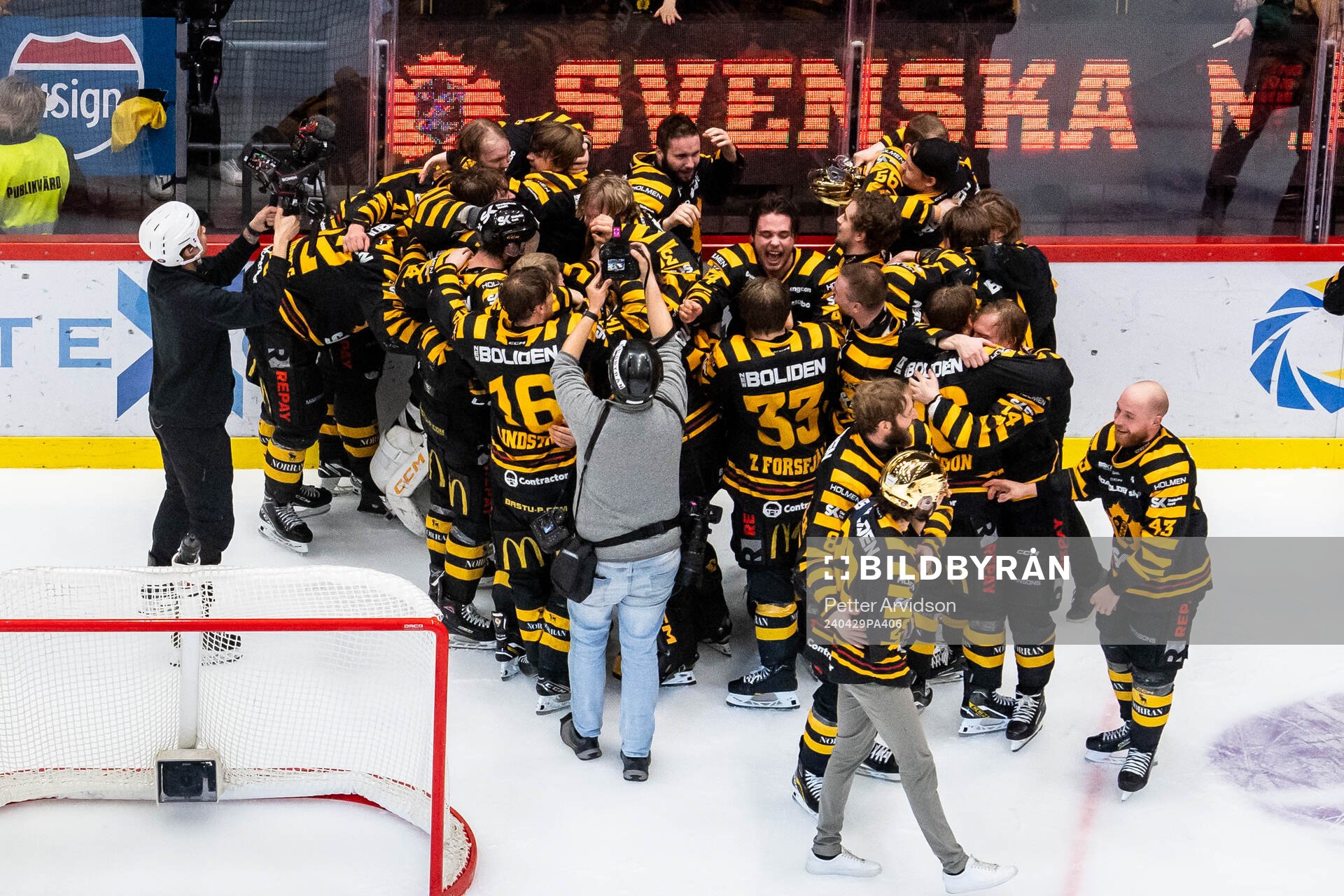 Skellefteås spelare jublar på slutsignal