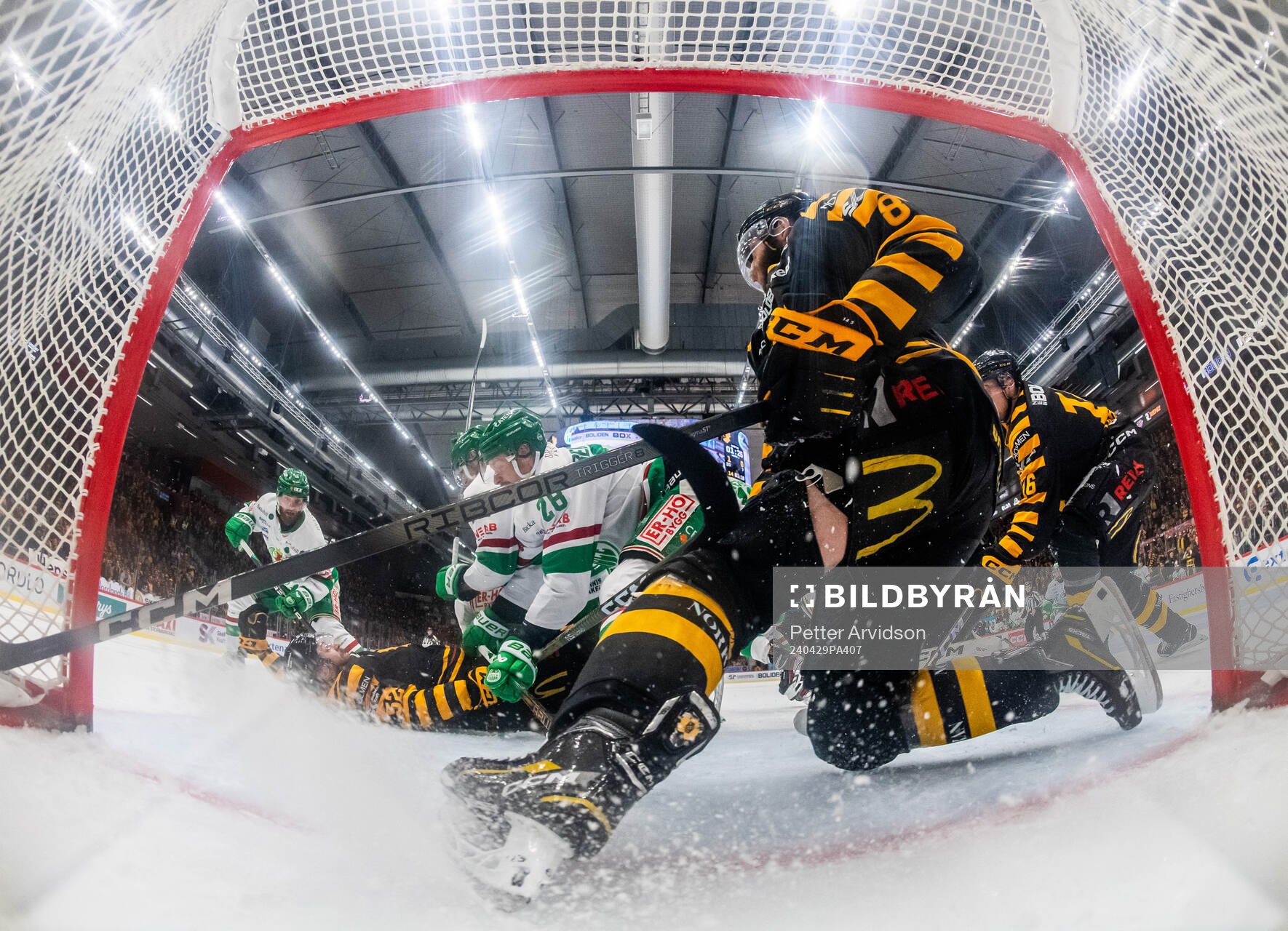 Skellefteås Petter Granberg räddar skott från Rögles