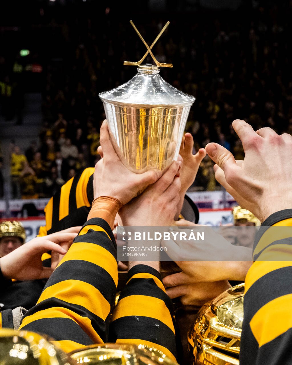 Skellefteås spelare jublar med LeMat pokalen