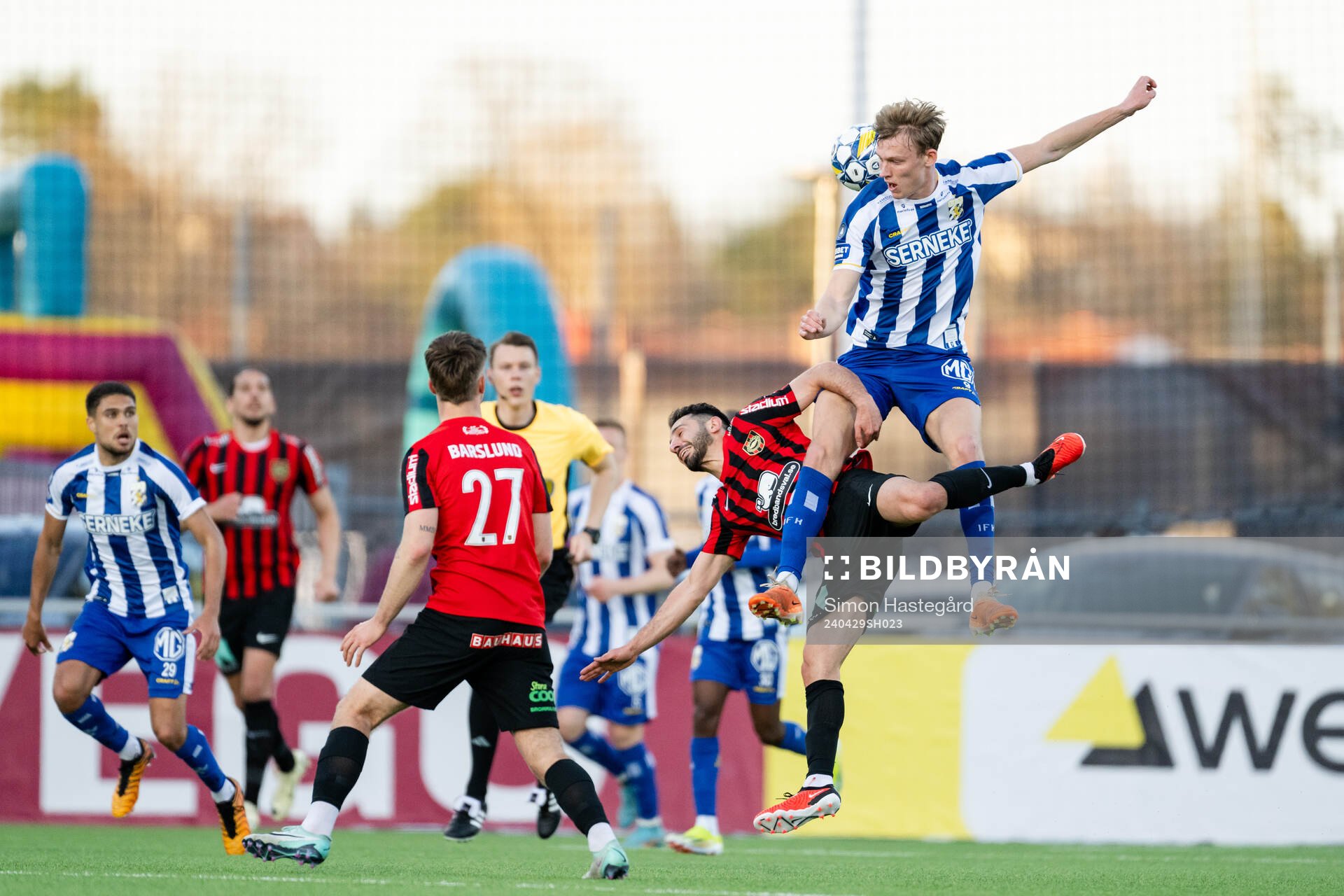 Brommapojkarnas André Calisir och IFK Göteborgs Laurs Skjellerup under fotbollsmatchen i Allsvenskan mellan Brommapojkarna och IFK Göteborg den 29 april 2024 i Stockholm.