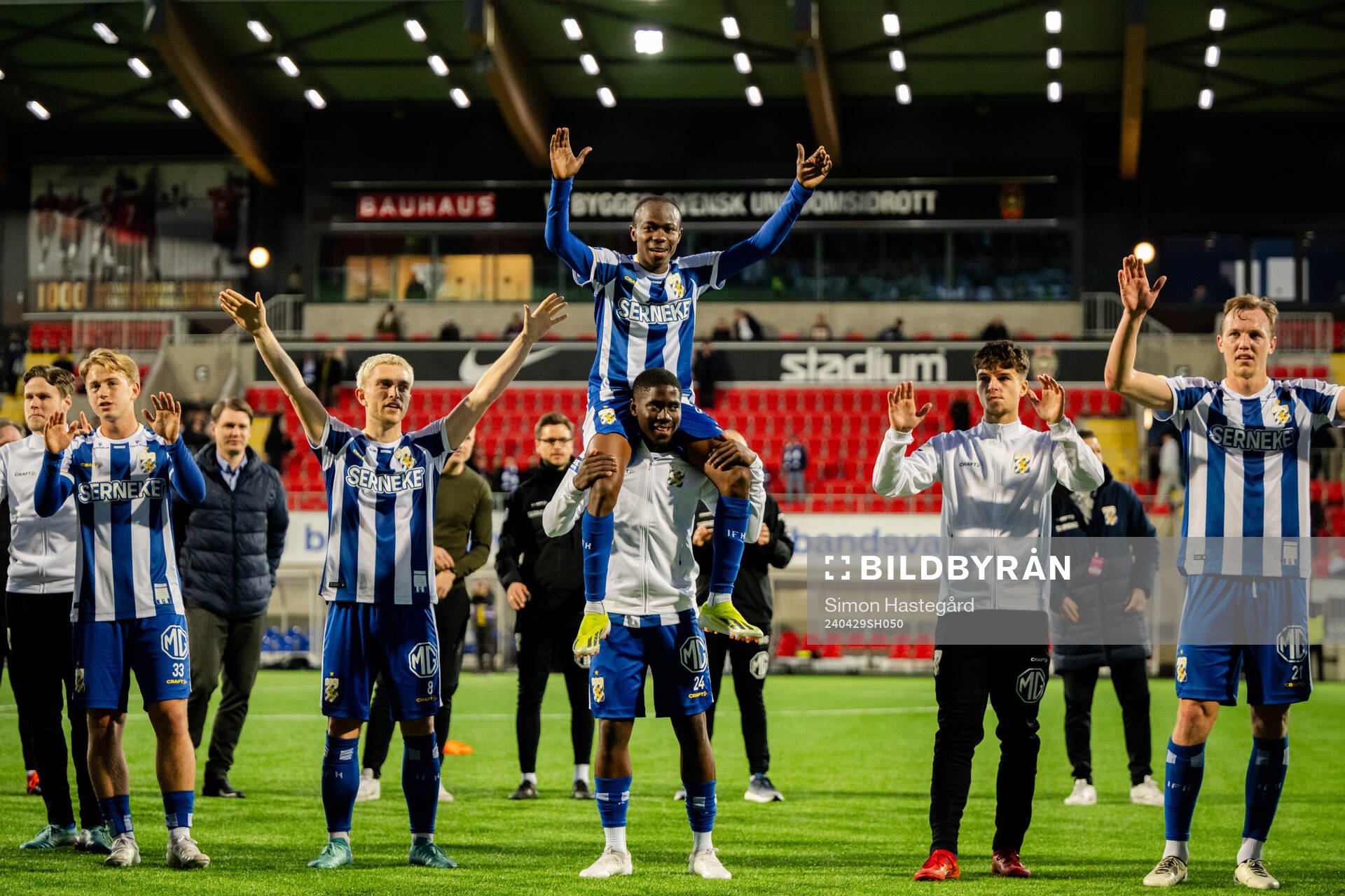 IFK Göteborgs Malick Junior Yalcouye jublar efter fotbollsmatchen i Allsvenskan mellan Brommapojkarna och IFK Göteborg den 29 april 2024 i Stockholm.