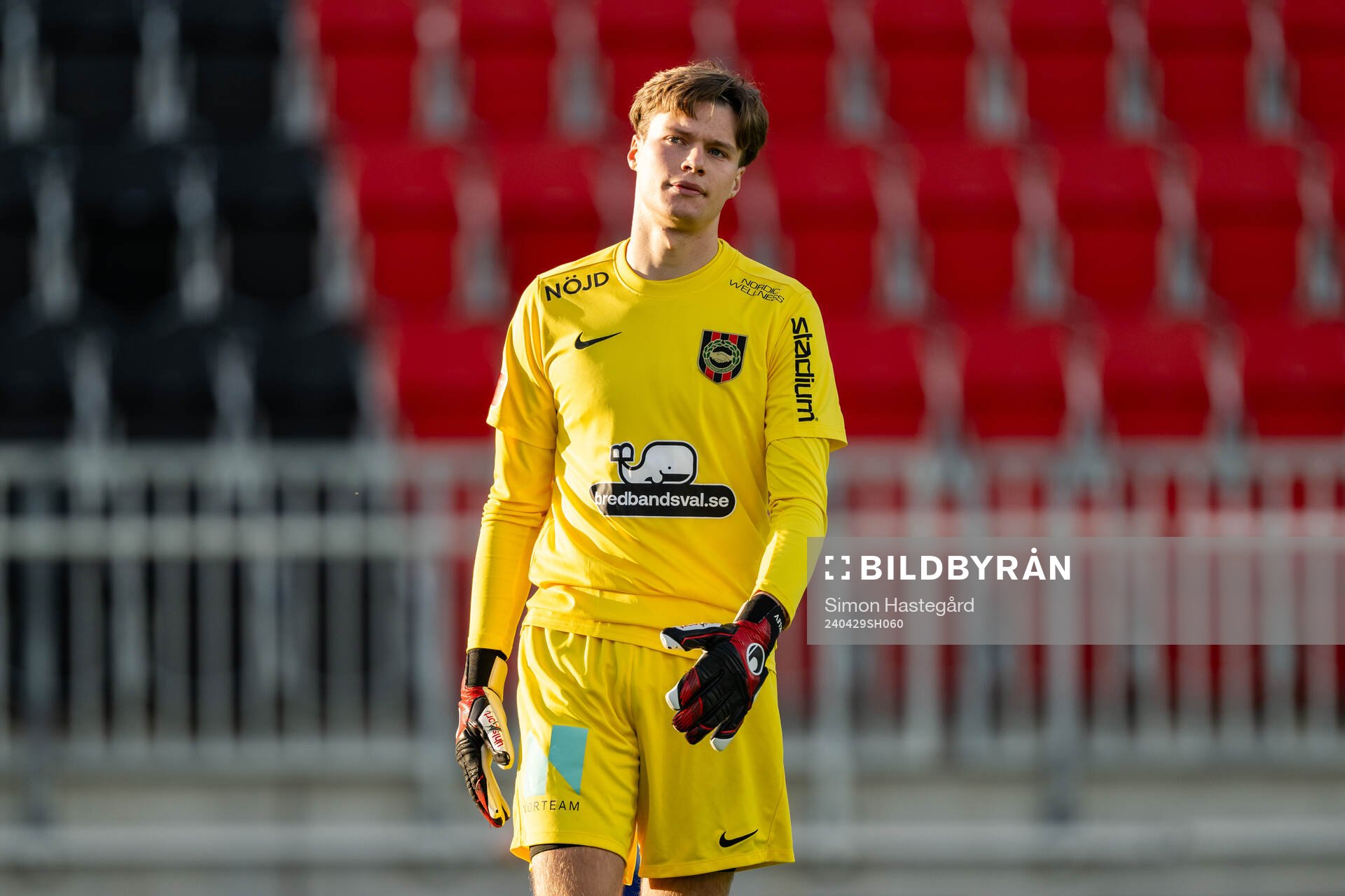 Brommapojkarnas målvakt Filip Sidklev deppar