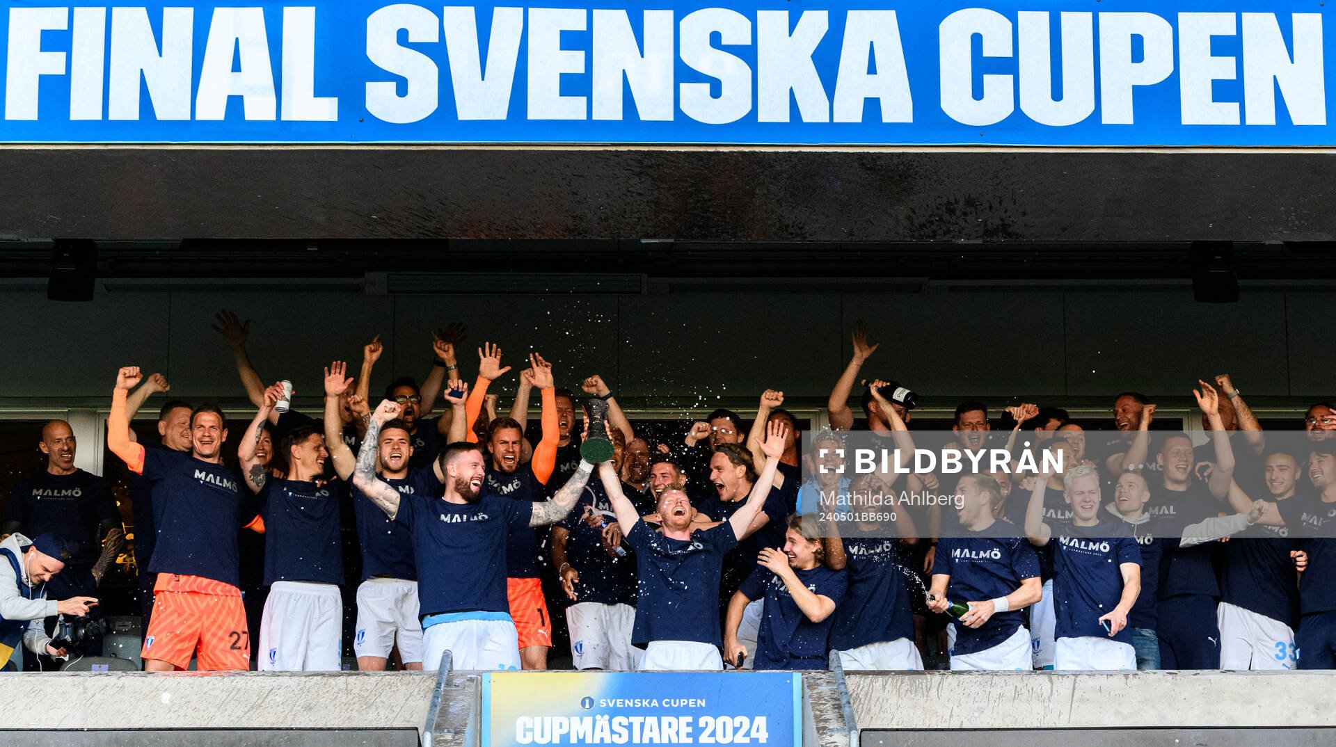 Malmö FFs spelare jublar med pokalen