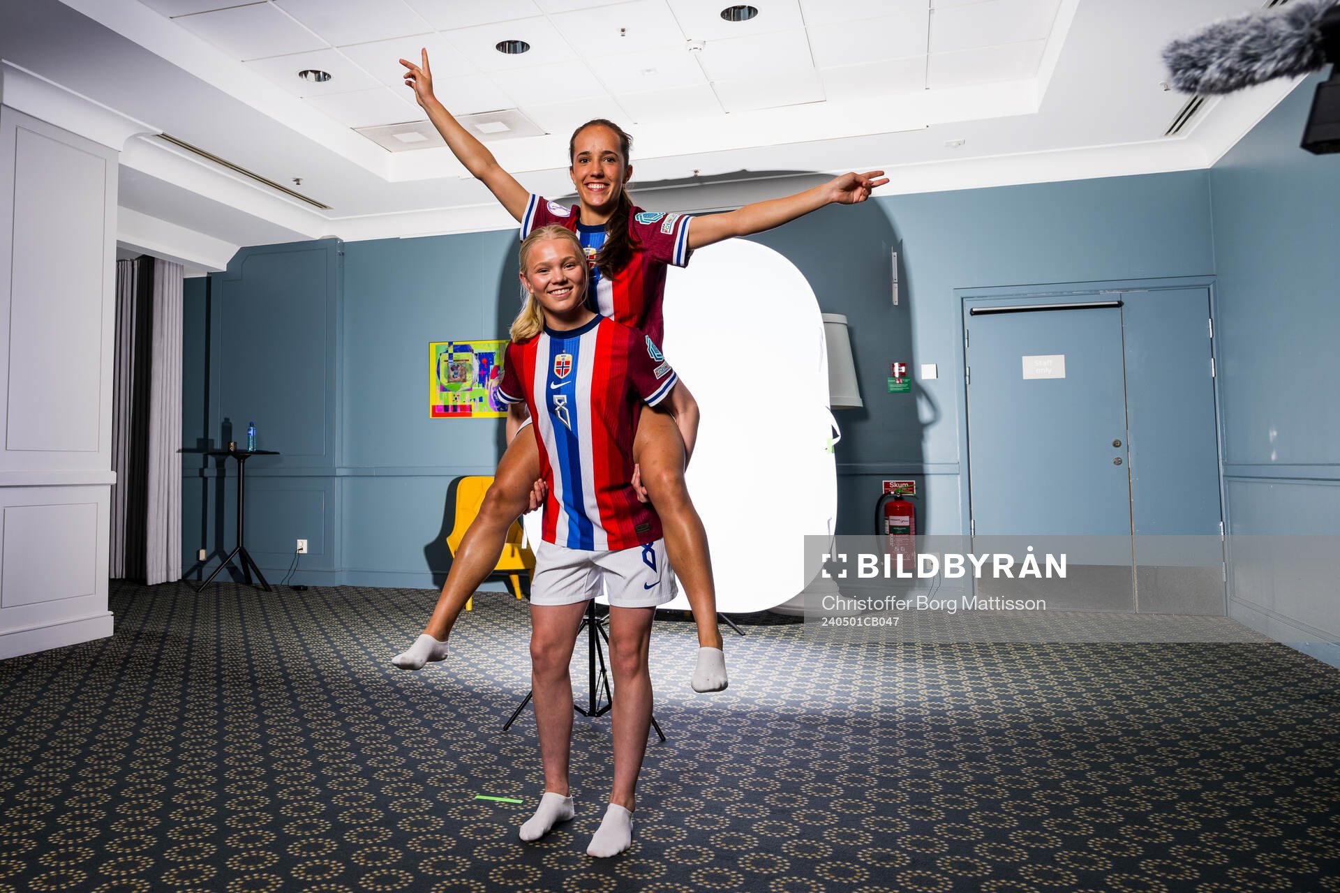 Linnea Moen and Estella Turflinger of the Norwegian U17